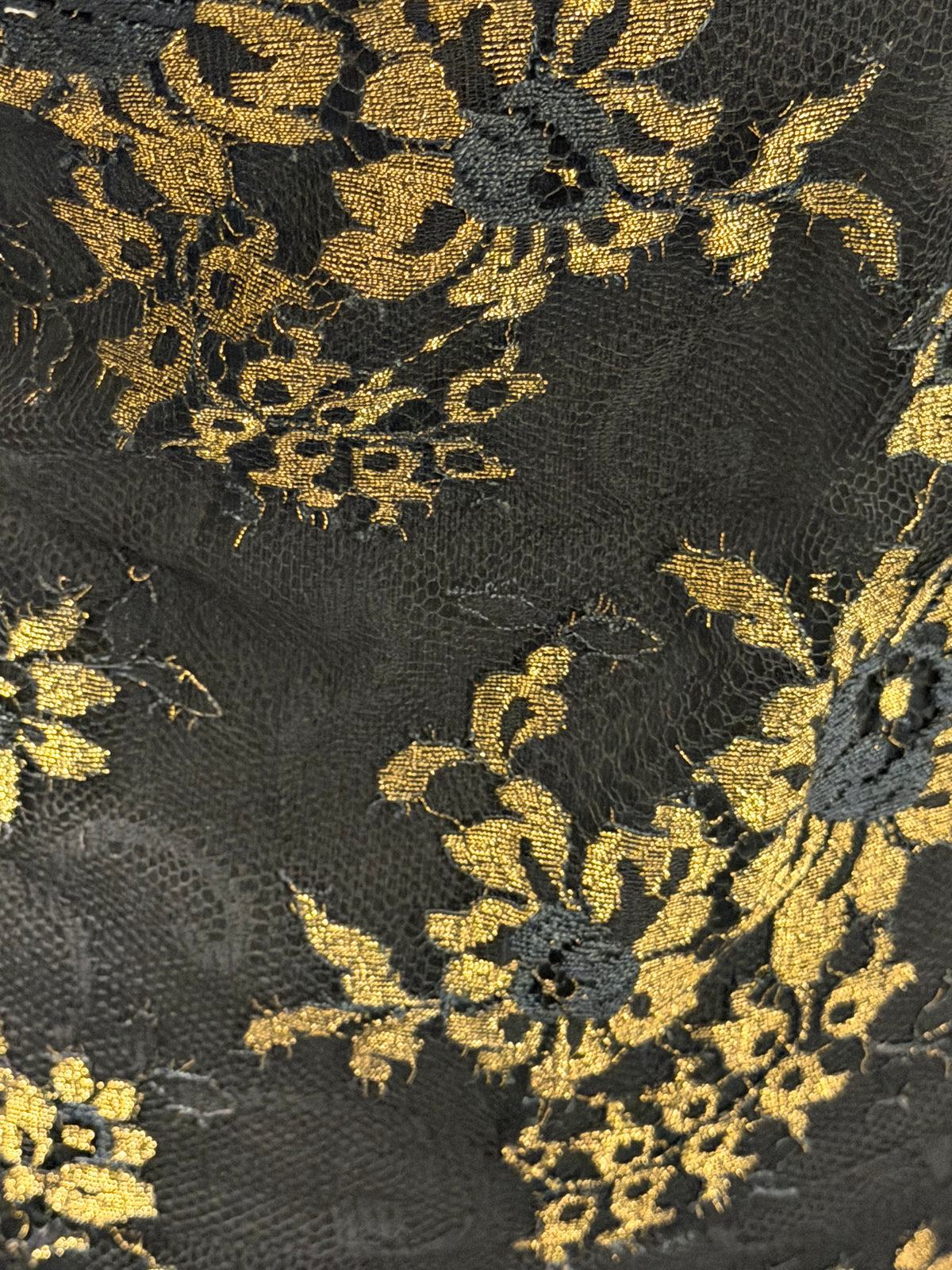 Dentelle Chantilly Noir et Or – P296