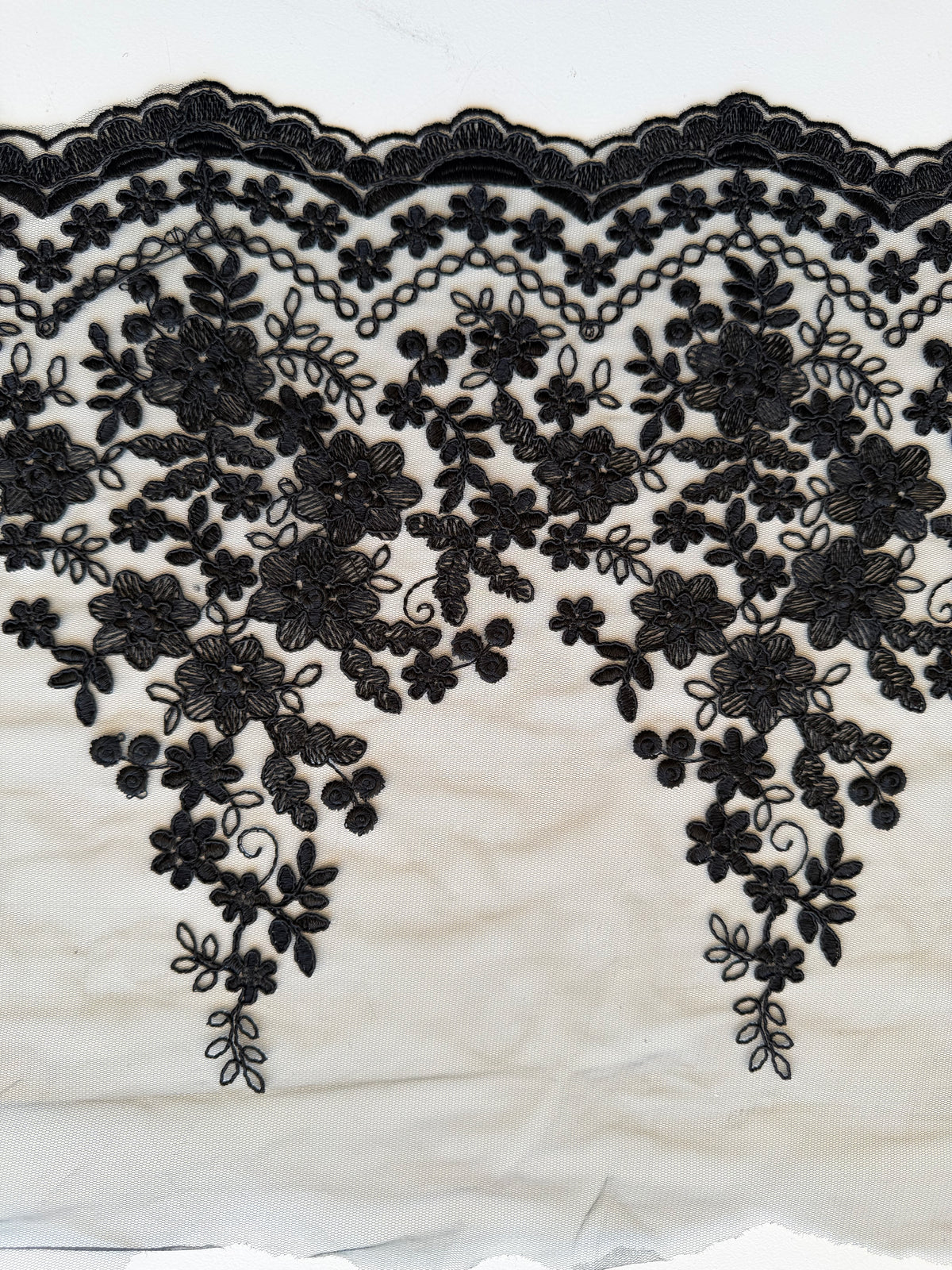 Galon de dentelle en cordon noir - T982