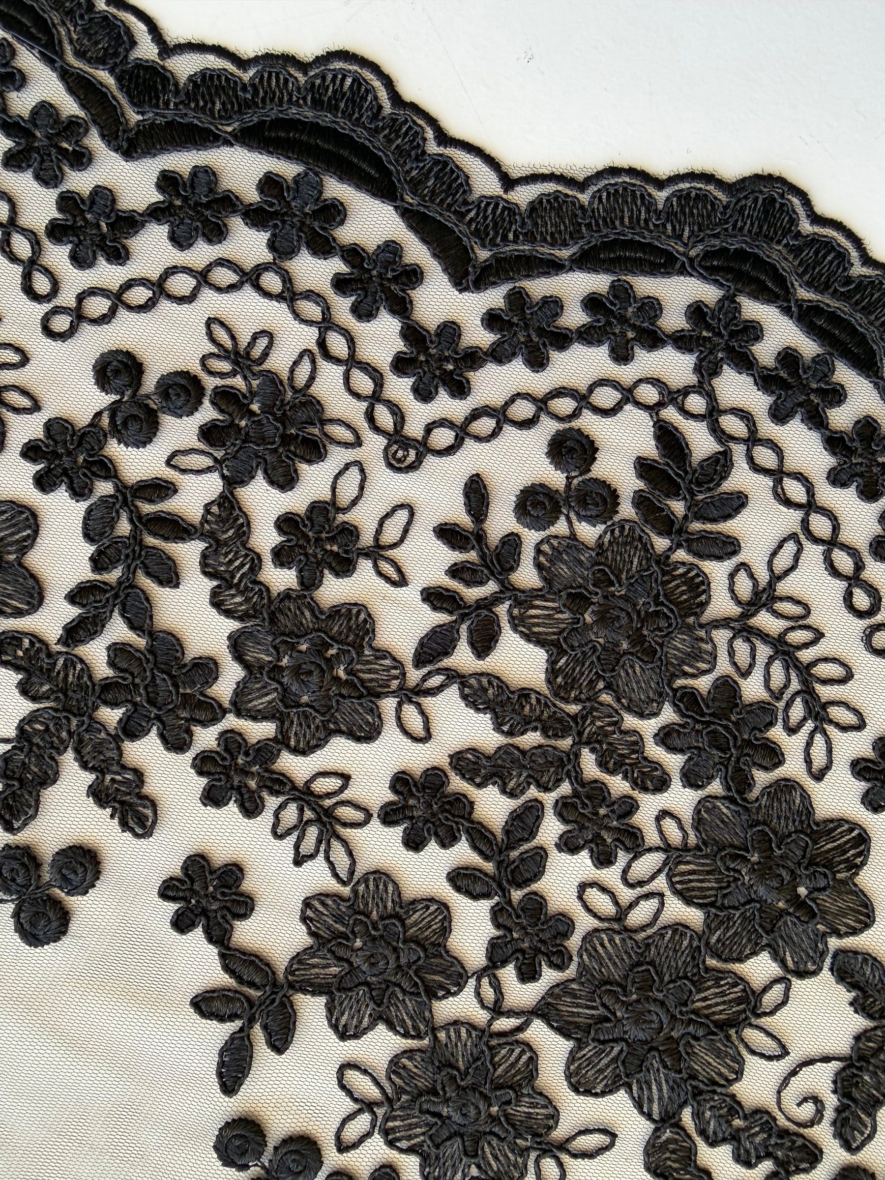 Galon de dentelle en cordon noir - T982