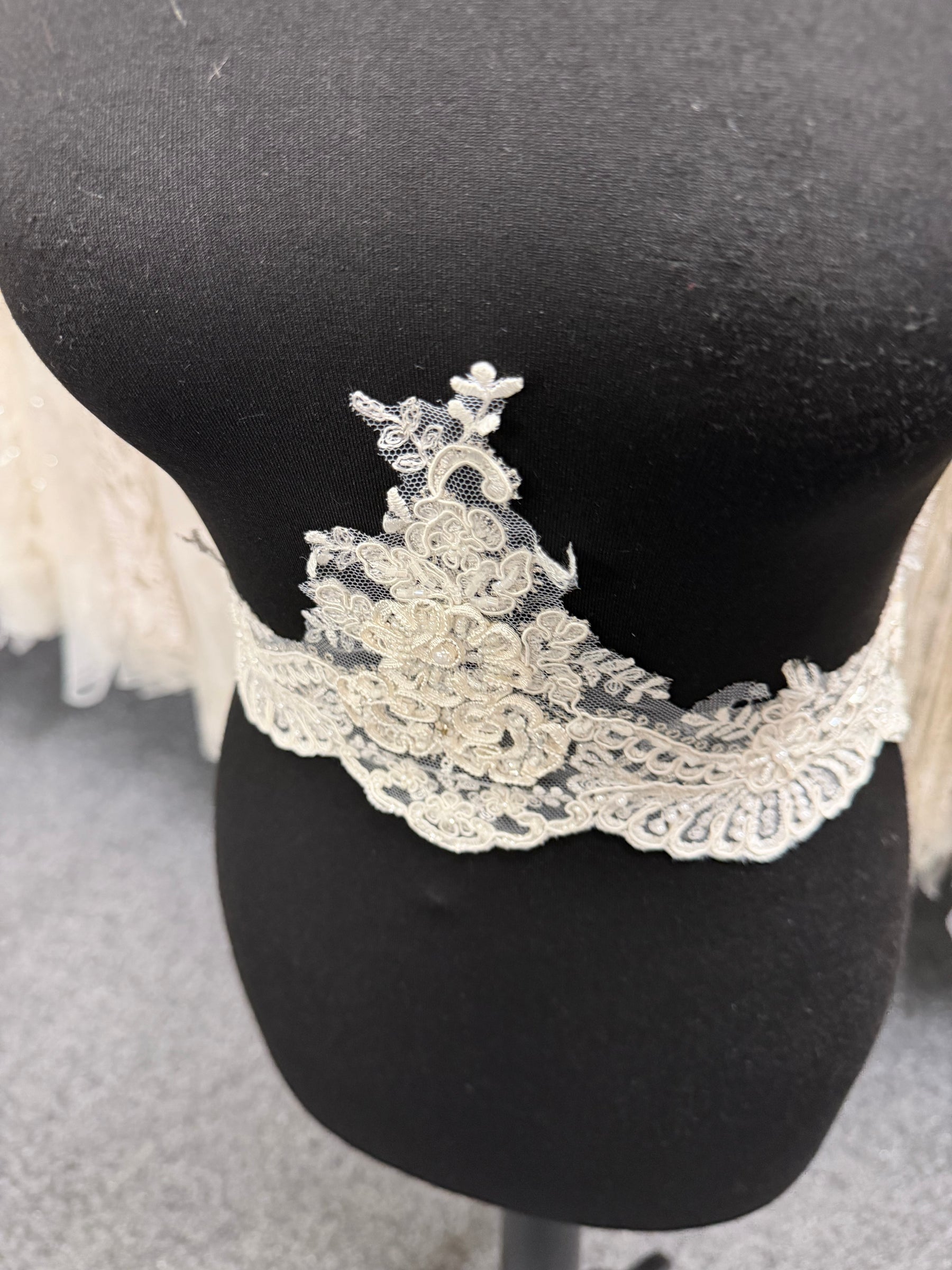 Garniture en dentelle perlée et cordonnée ivoire - T553