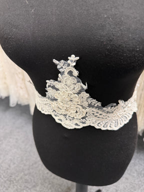 Garniture en dentelle perlée et cordonnée ivoire - T553