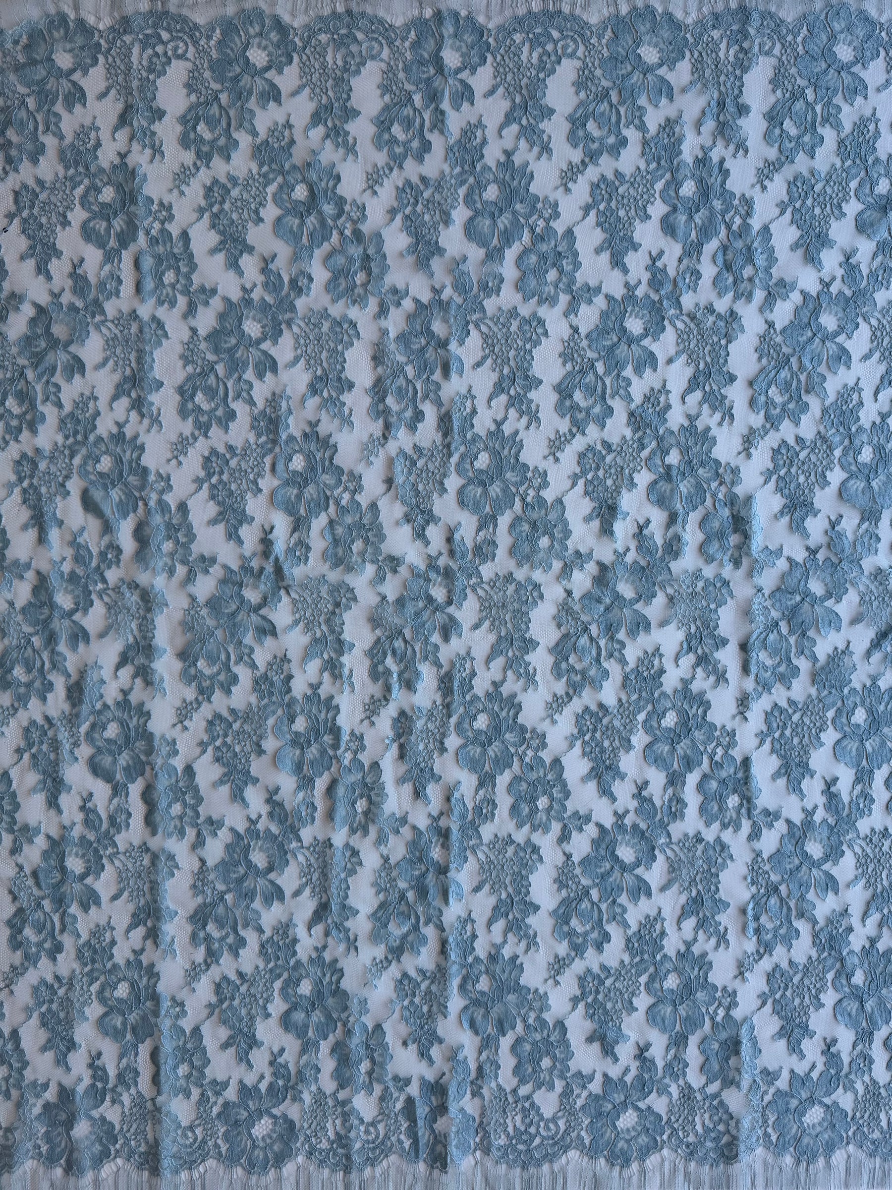 Dentelle Chantilly Bleu Canard - P305 (90cm)