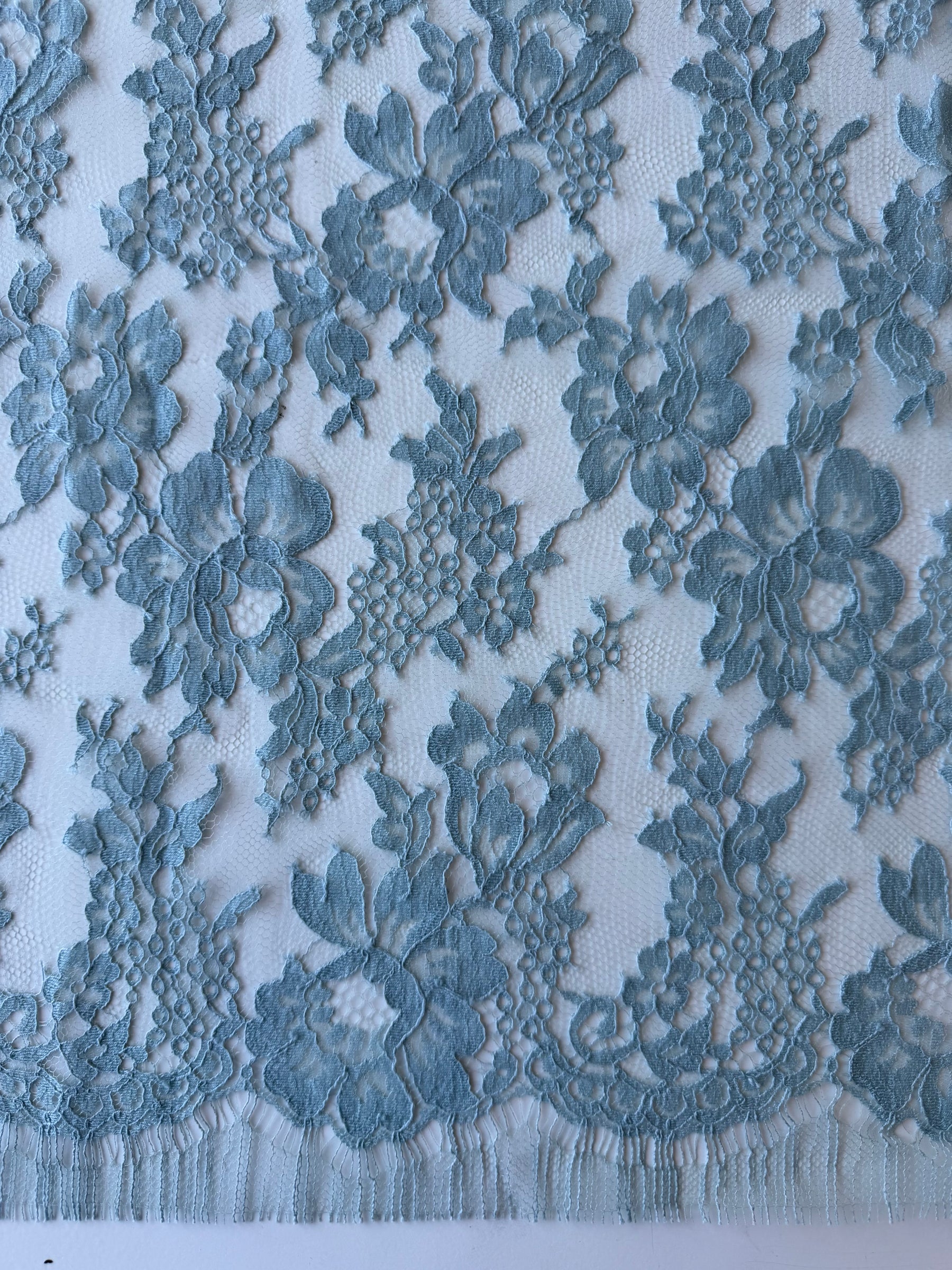 Dentelle Chantilly Bleu Canard - P305 (90cm)