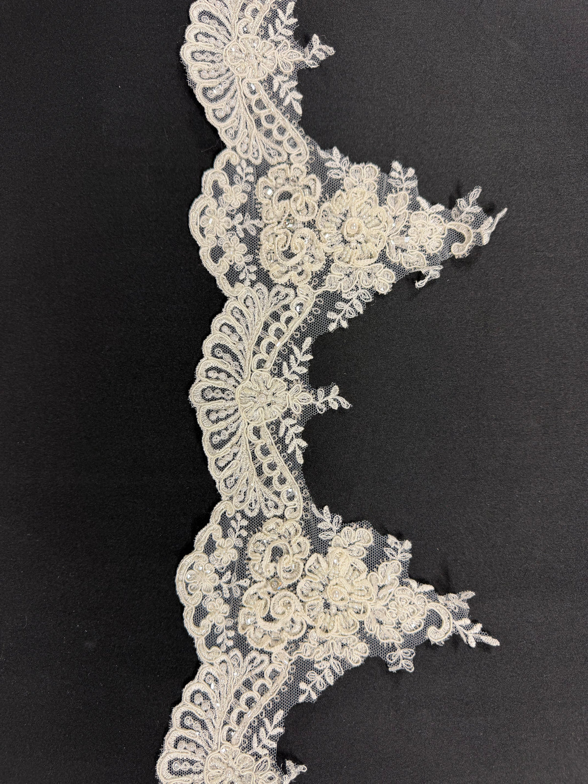 Garniture en dentelle perlée et cordonnée ivoire - T553