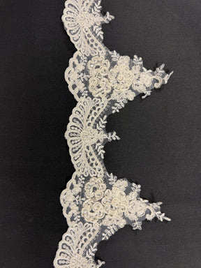 Garniture en dentelle perlée et cordonnée ivoire - T553