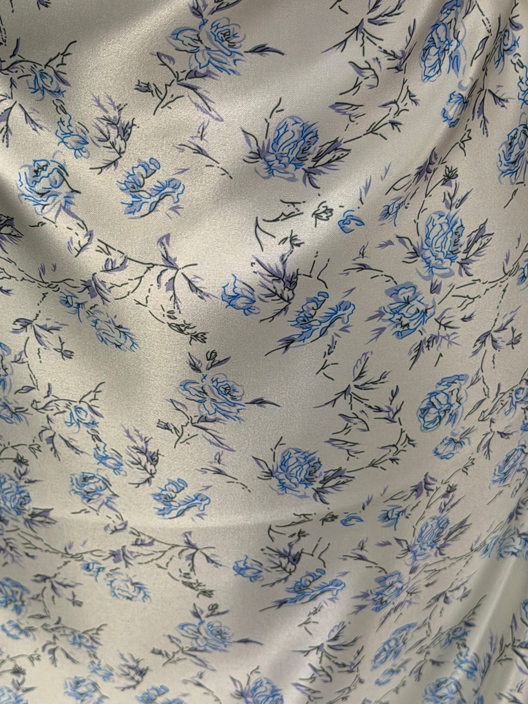 Satin imprimé bleu sur fond ivoire - PR1004