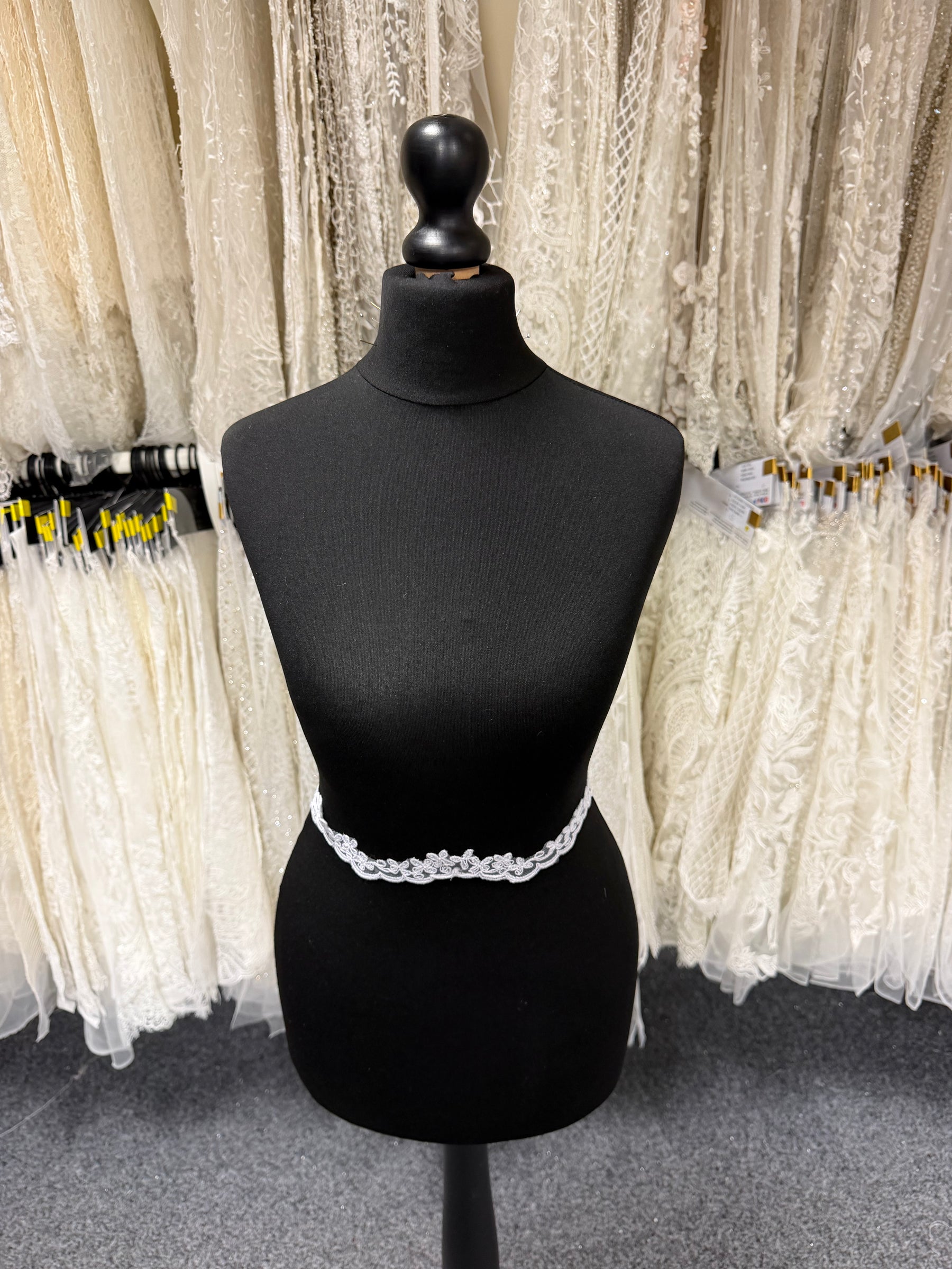 Garniture en dentelle cordée blanche - T88