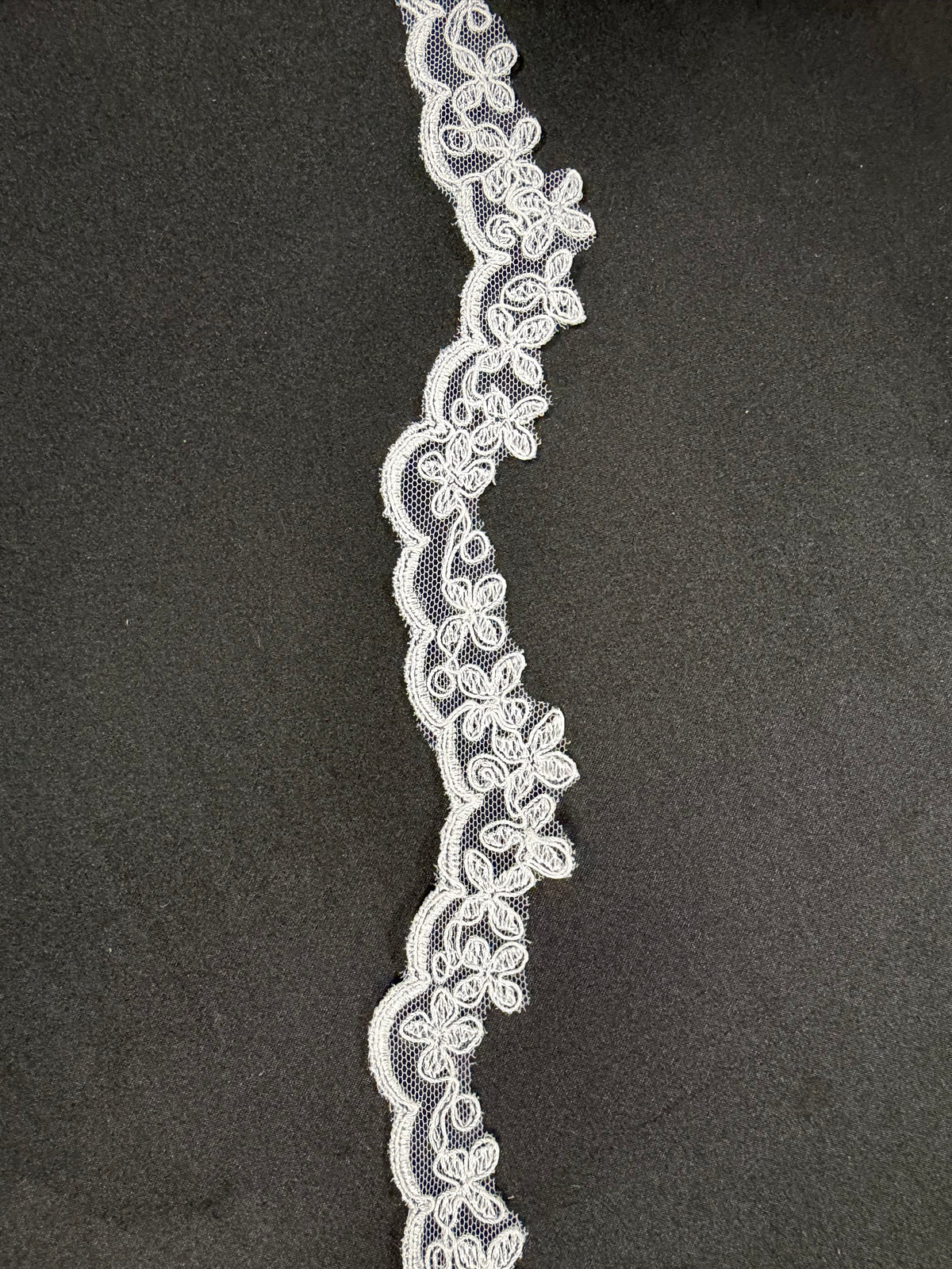 Garniture en dentelle cordée blanche - T88