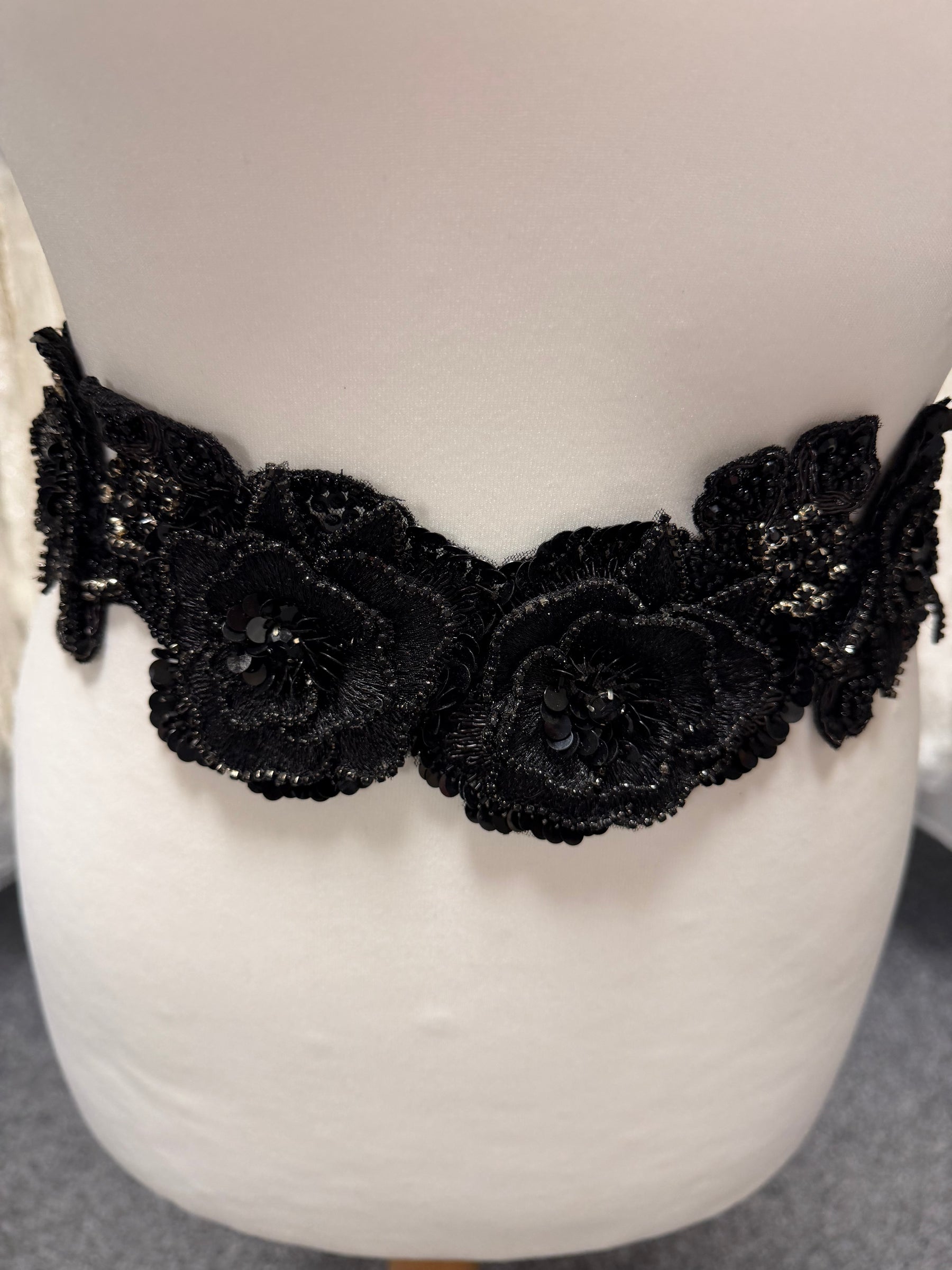 Motif 3D à sequins noirs - T549