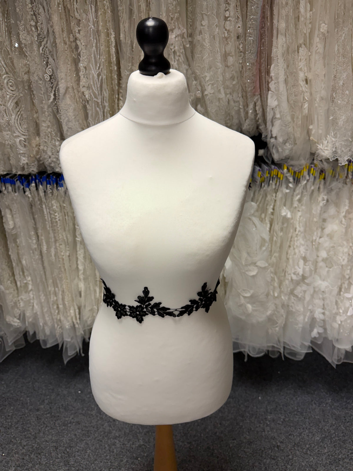 Garniture en dentelle guipure noire - T552