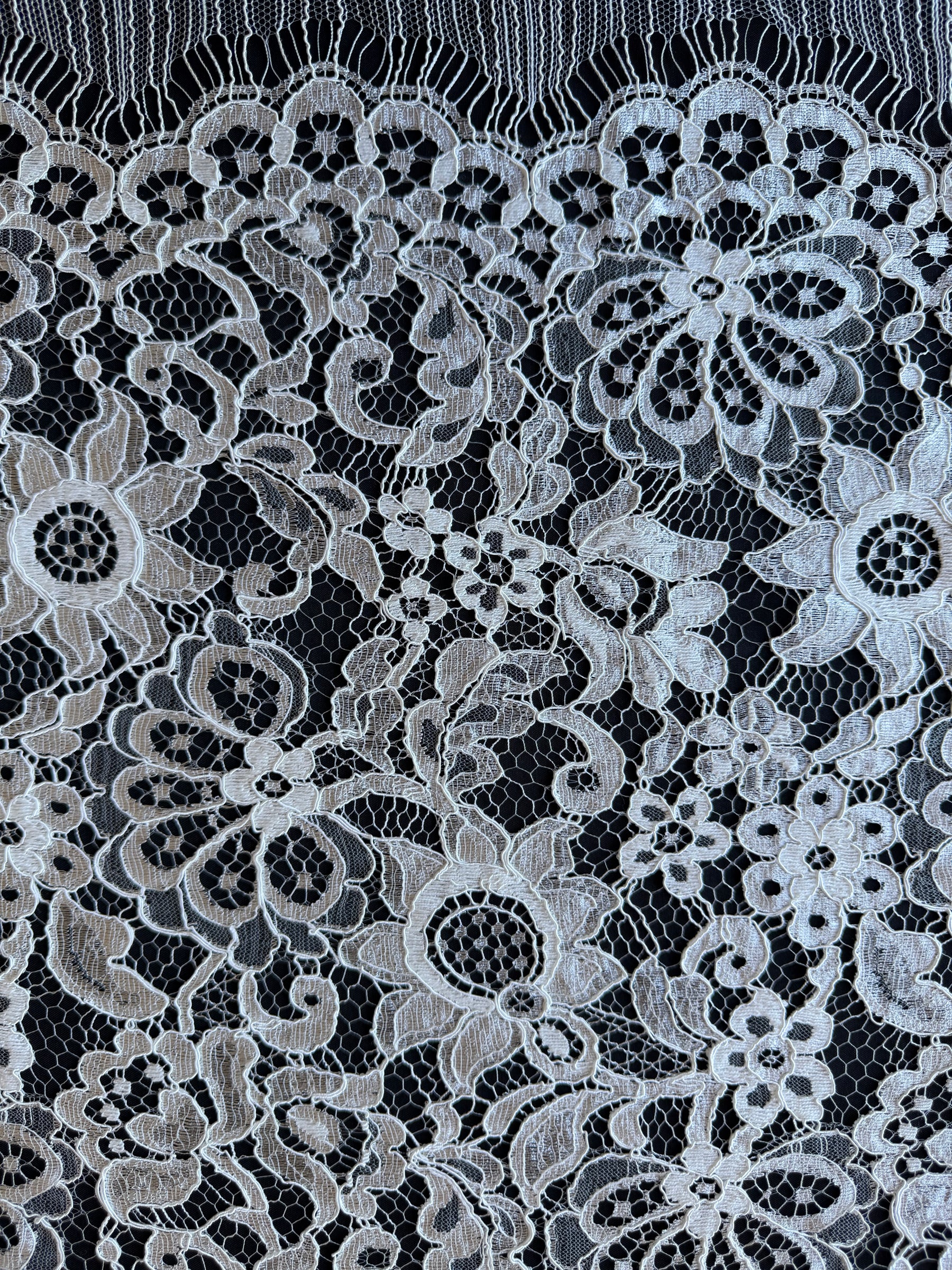 Dentelle Chantilly ivoire - P297