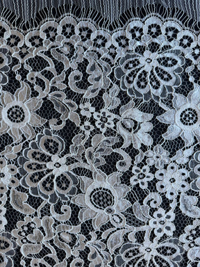 Dentelle Chantilly ivoire - P297