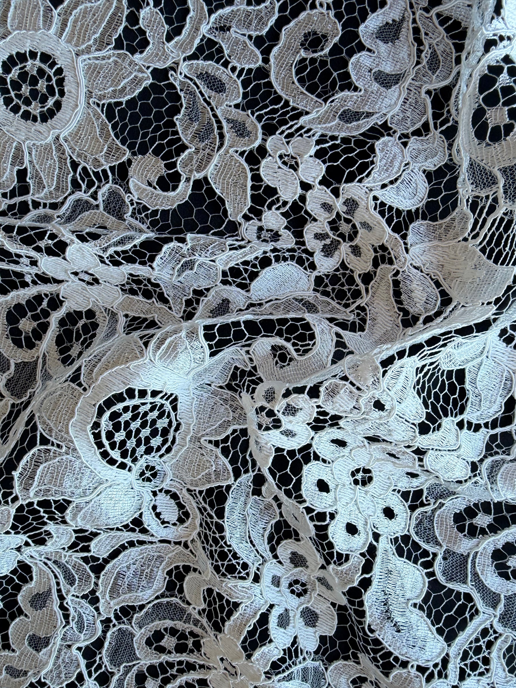 Dentelle Chantilly ivoire - P297