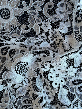 Dentelle Chantilly ivoire - P297
