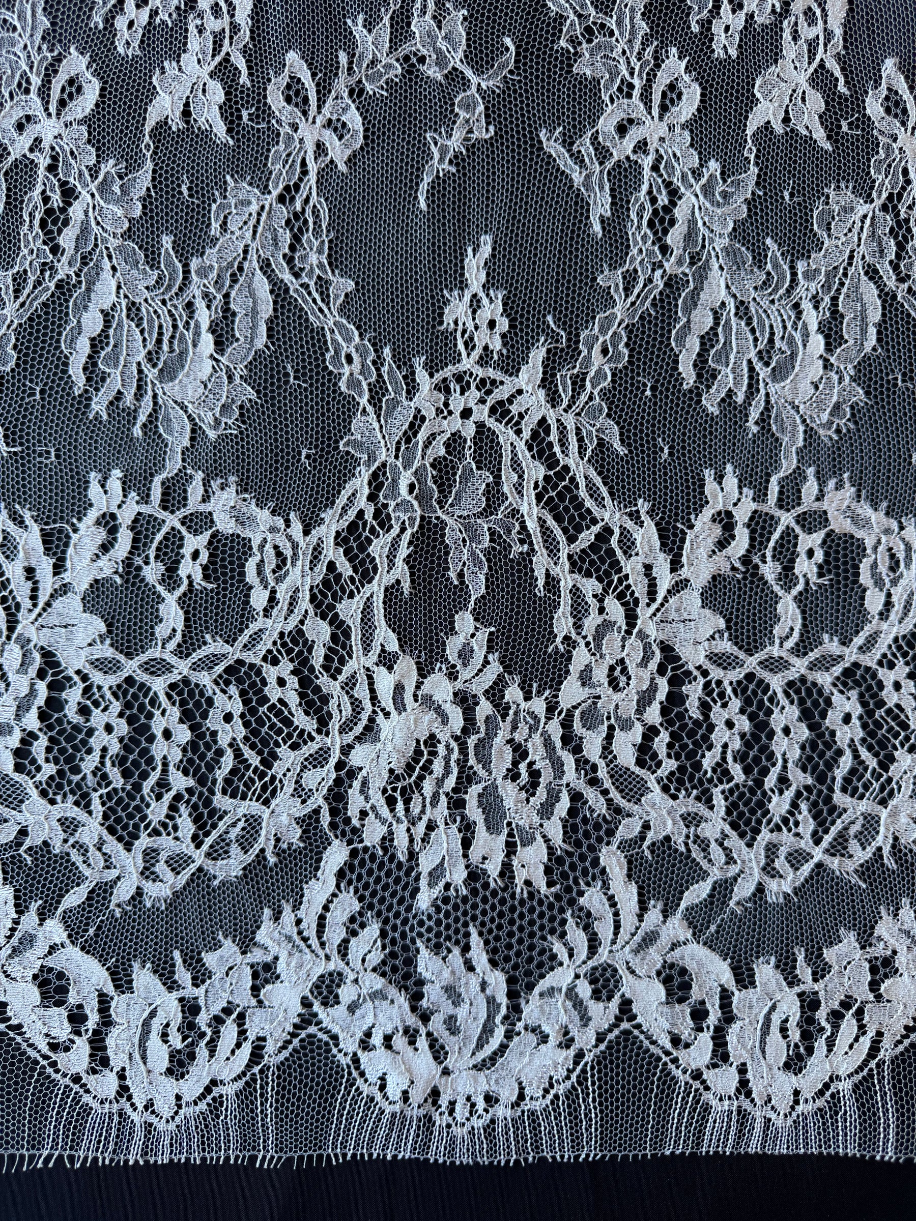 Dentelle Chantilly ivoire - P302