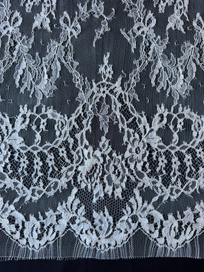 Dentelle Chantilly ivoire - P302