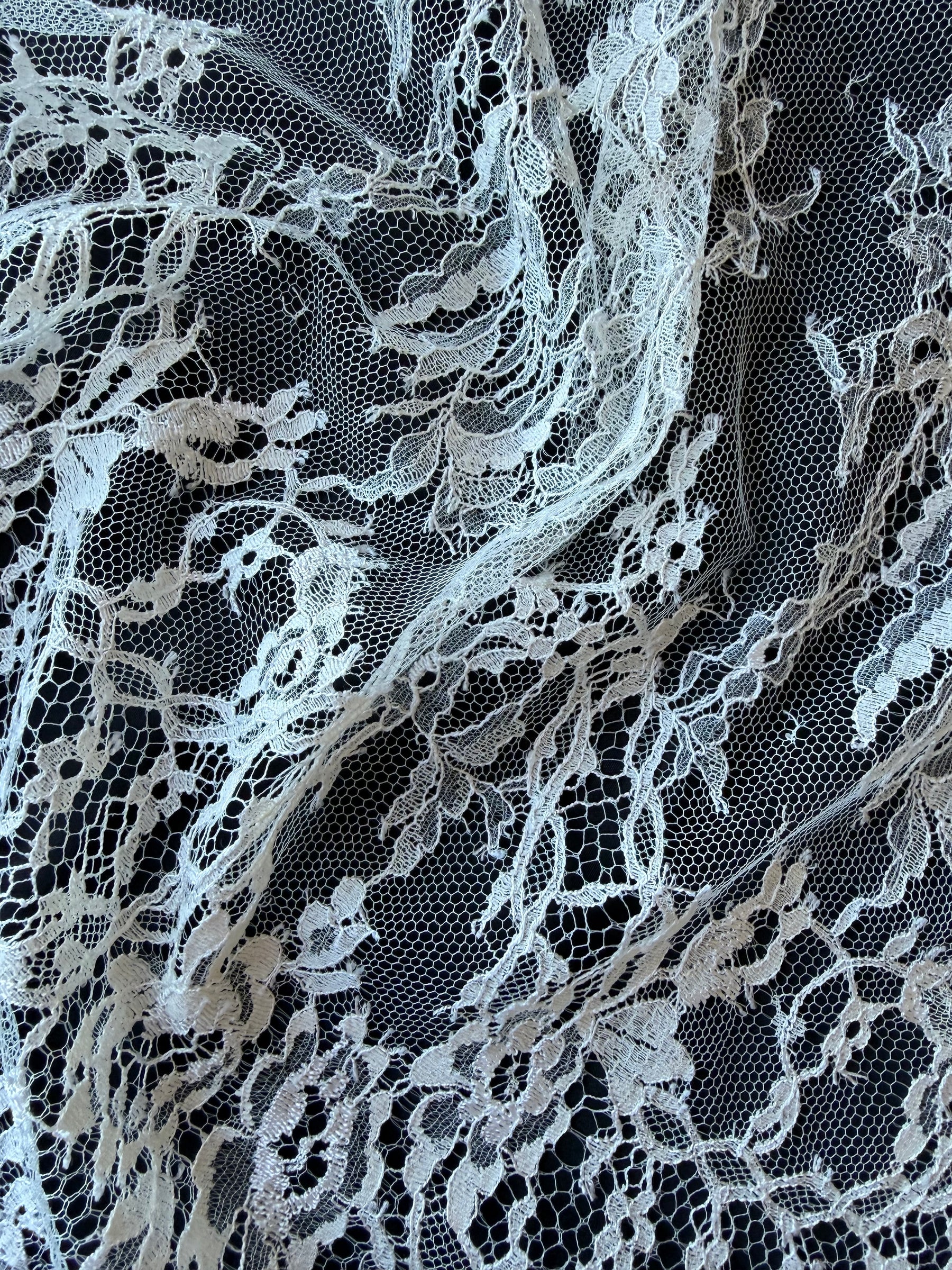 Dentelle Chantilly ivoire - P302