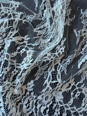 Dentelle Chantilly ivoire - P302