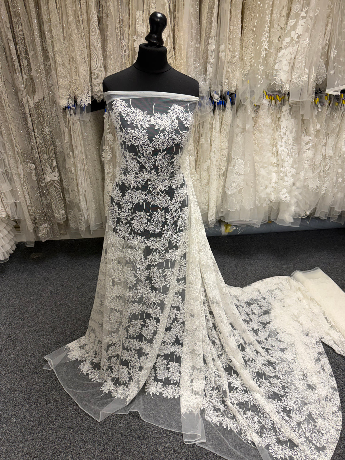 Dentelle brodée de fleurs ivoire - EB5037