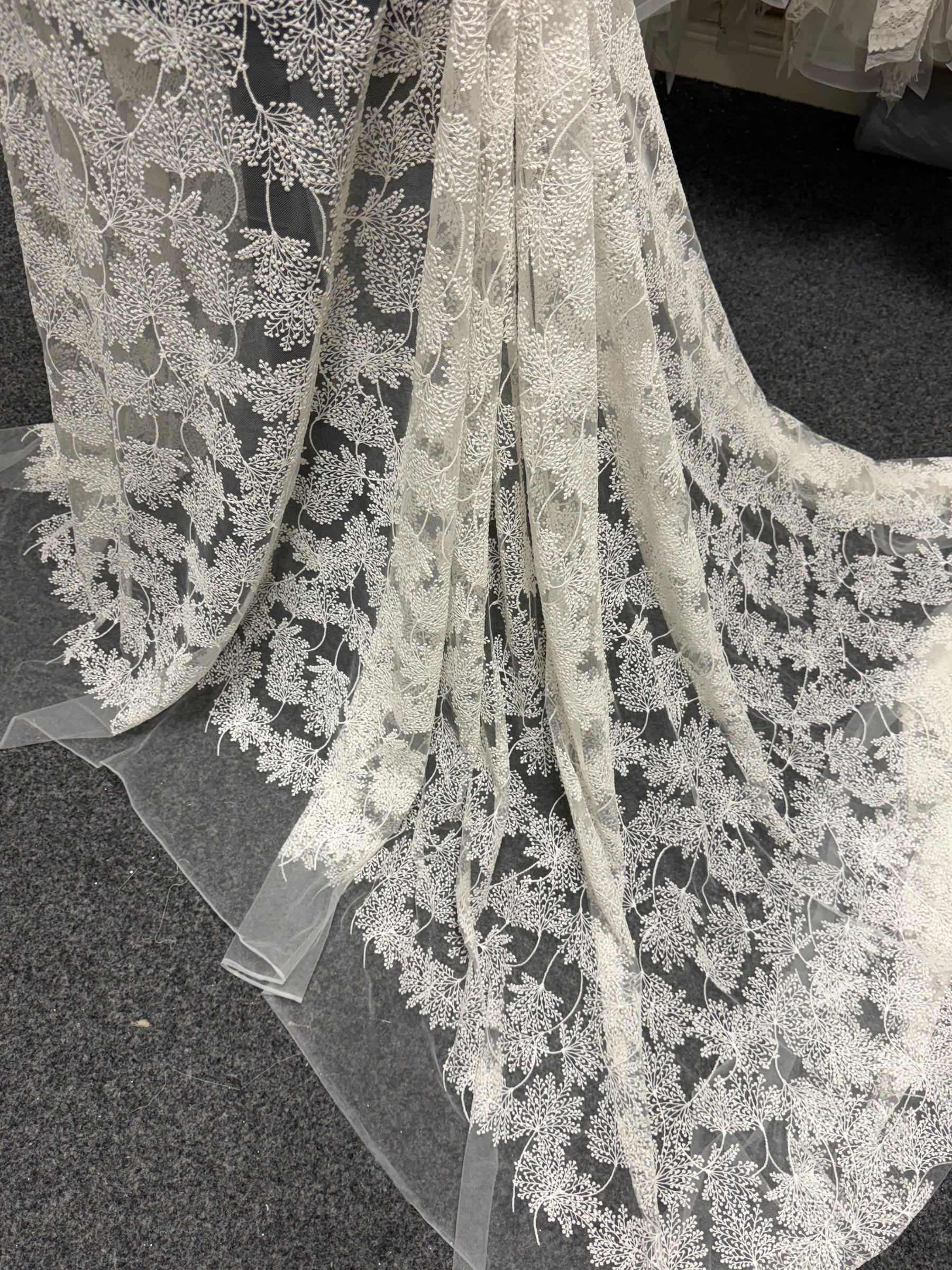 Dentelle brodée de fleurs ivoire - EB5037