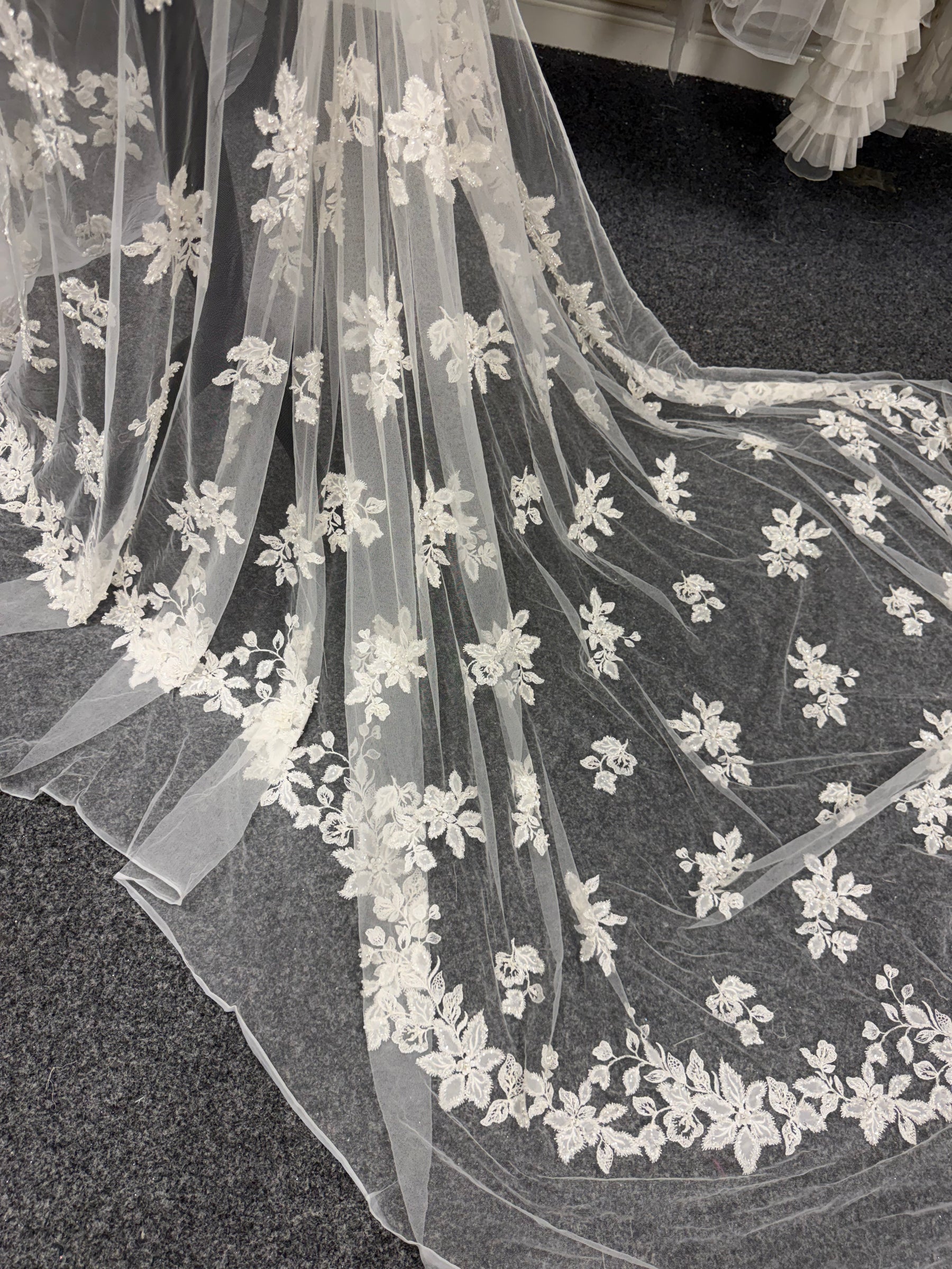Tulle brodé de perles ivoire - EB1072