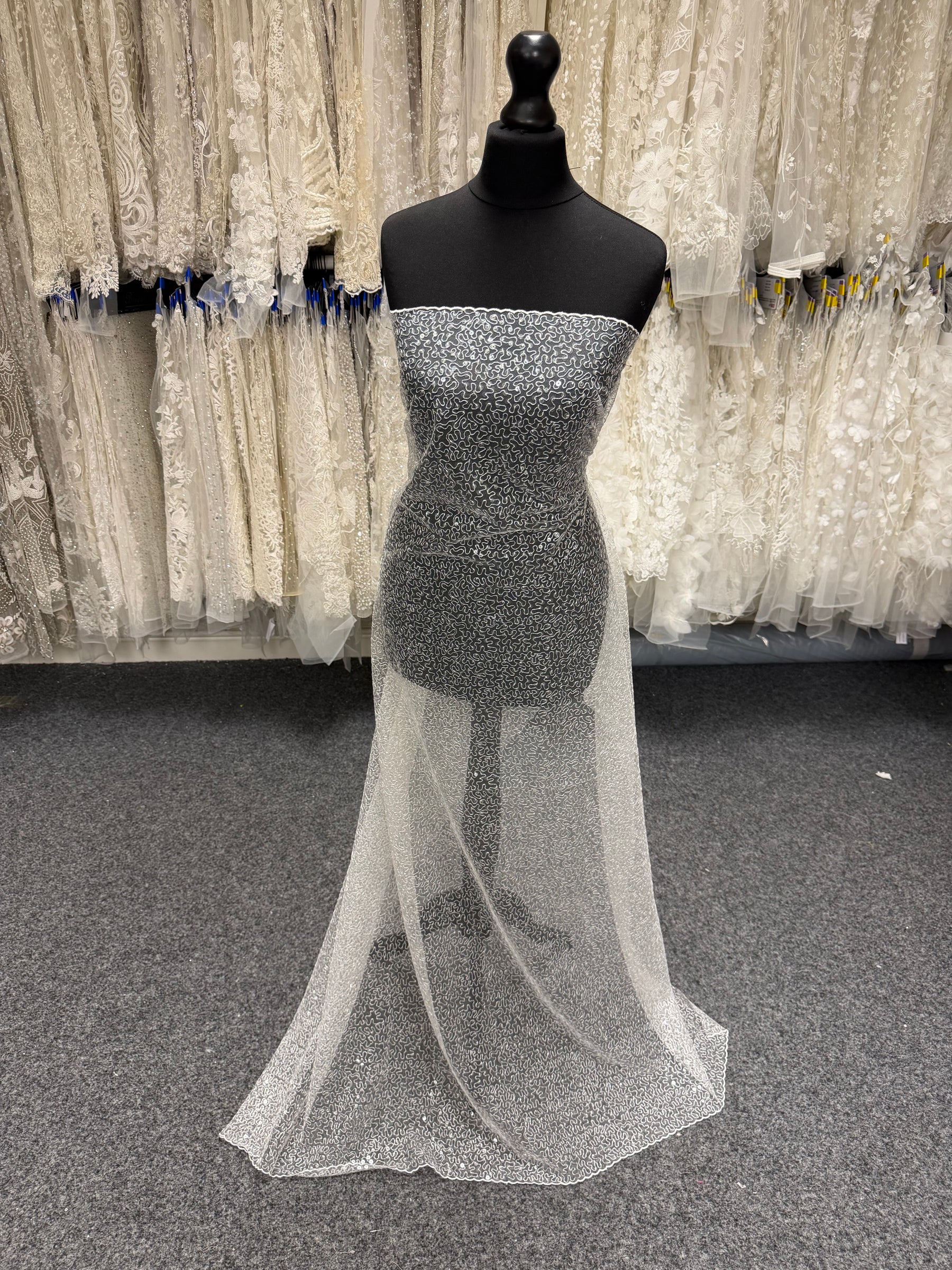 Tulle brodé de sequins ivoire – EB3001