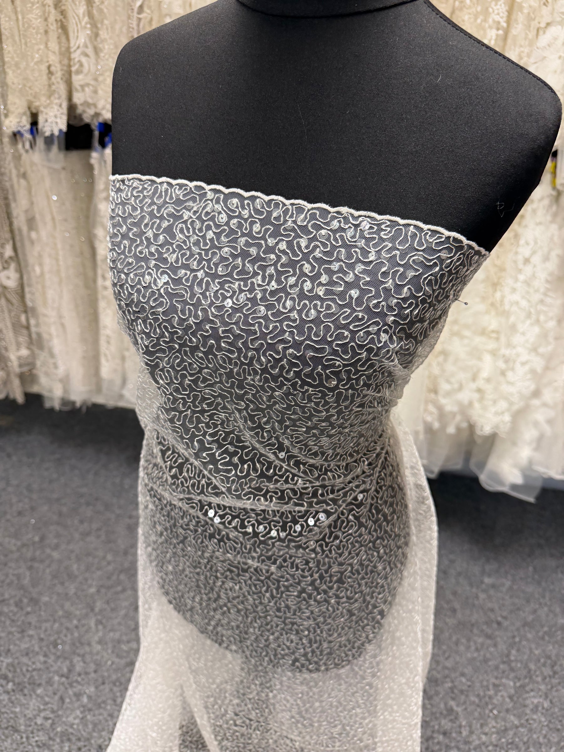 Tulle brodé de sequins ivoire – EB3001