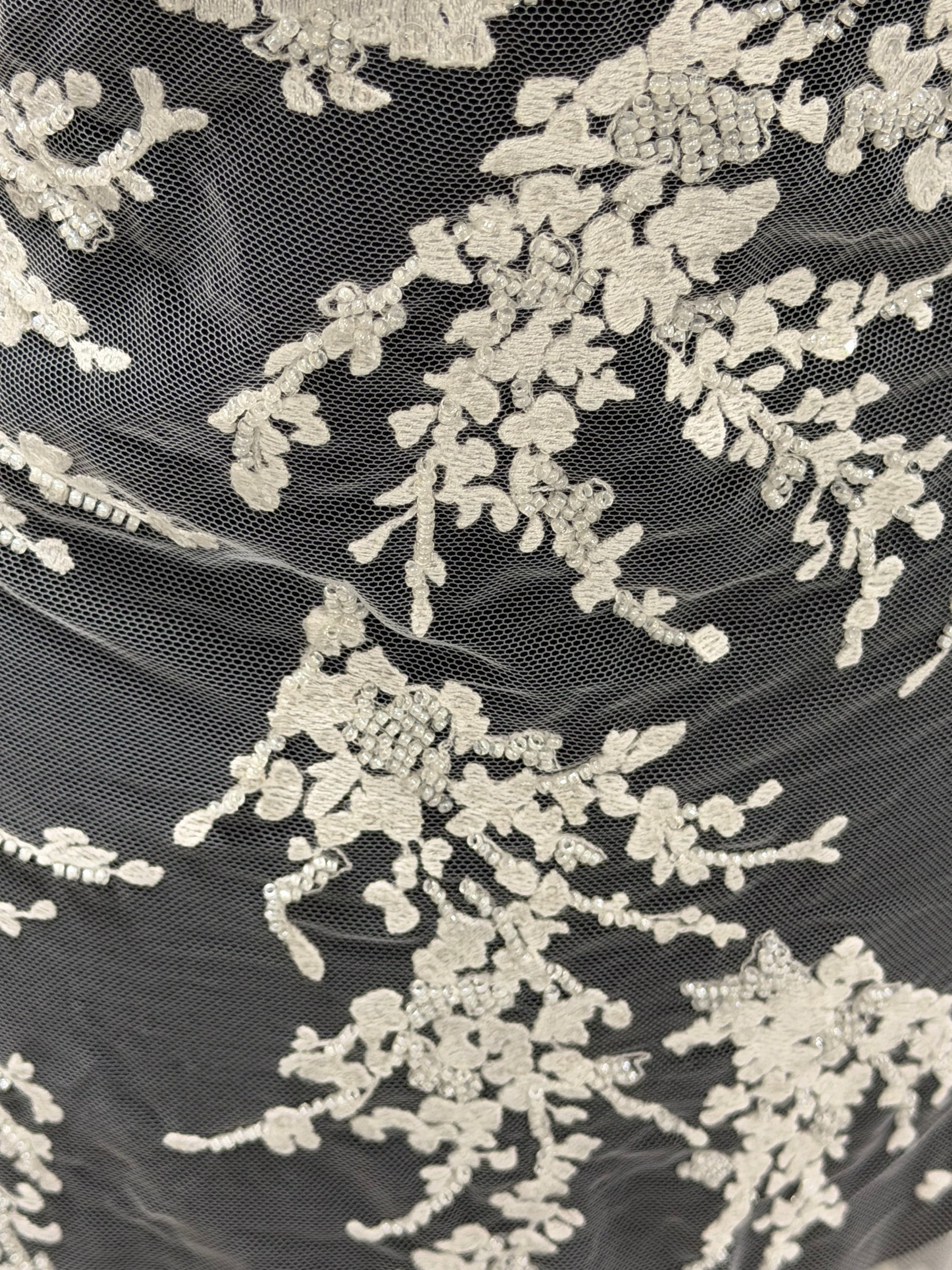 Tulle brodé de perles ivoire - EB1093