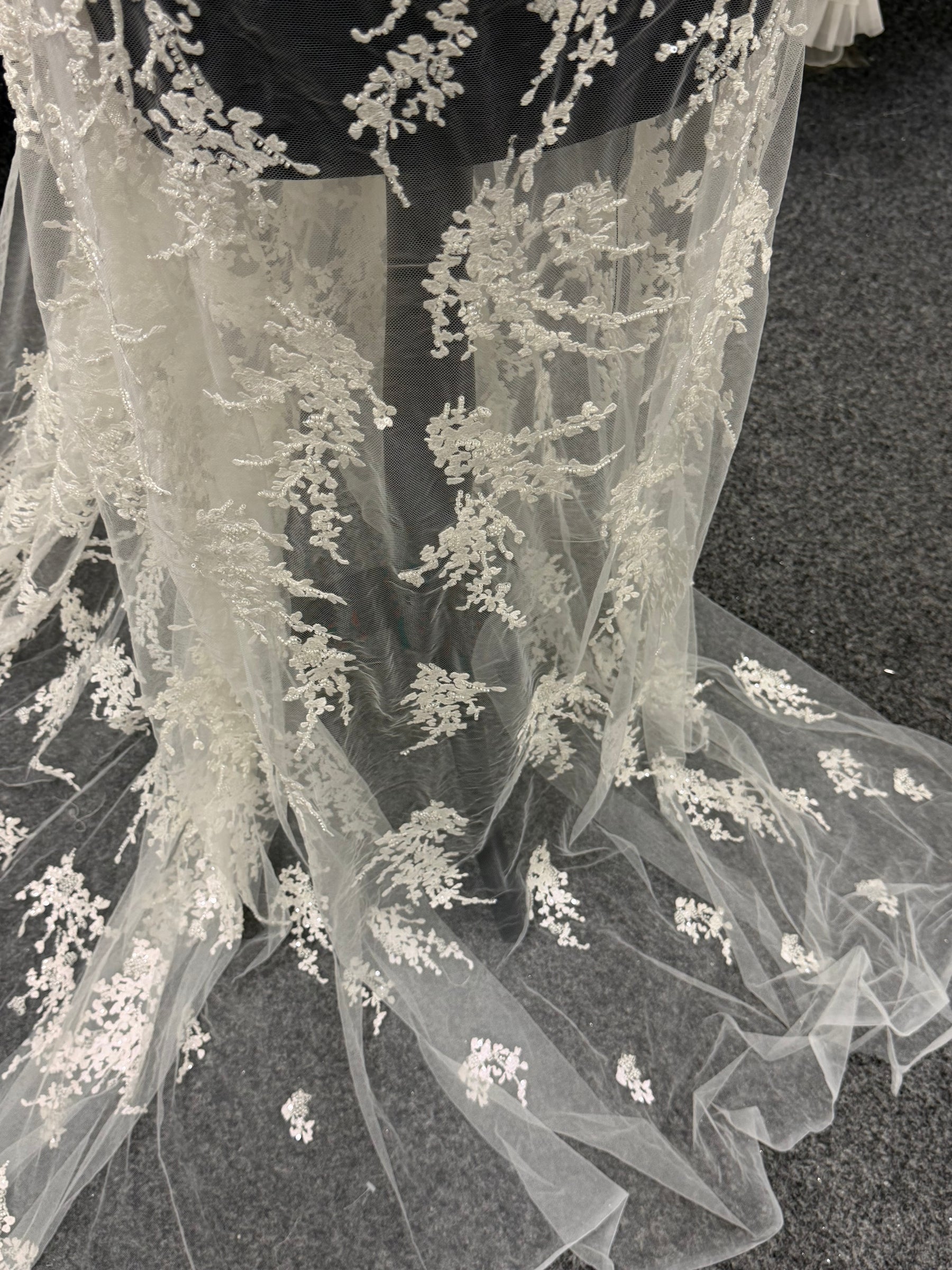 Tulle brodé de perles ivoire - EB1093