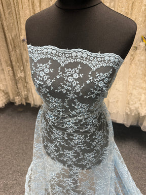 Dentelle brodée bleu ciel - P615