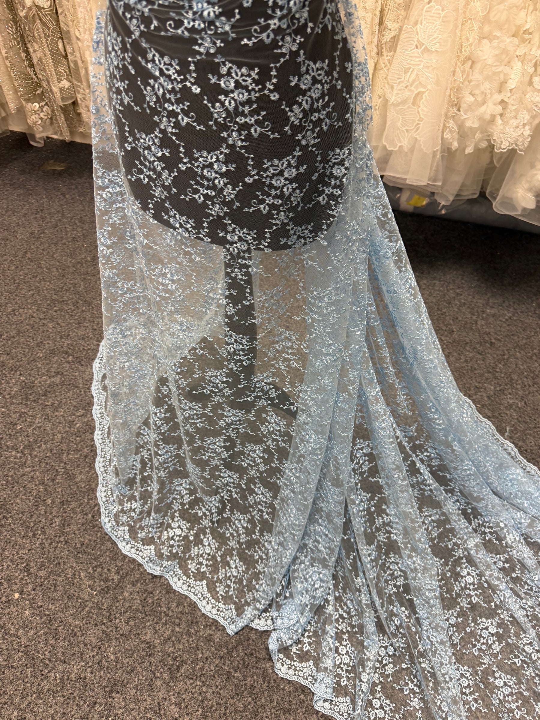 Dentelle brodée bleu ciel - P615