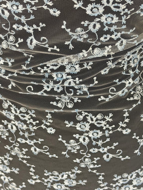 Dentelle brodée bleu ciel - P615