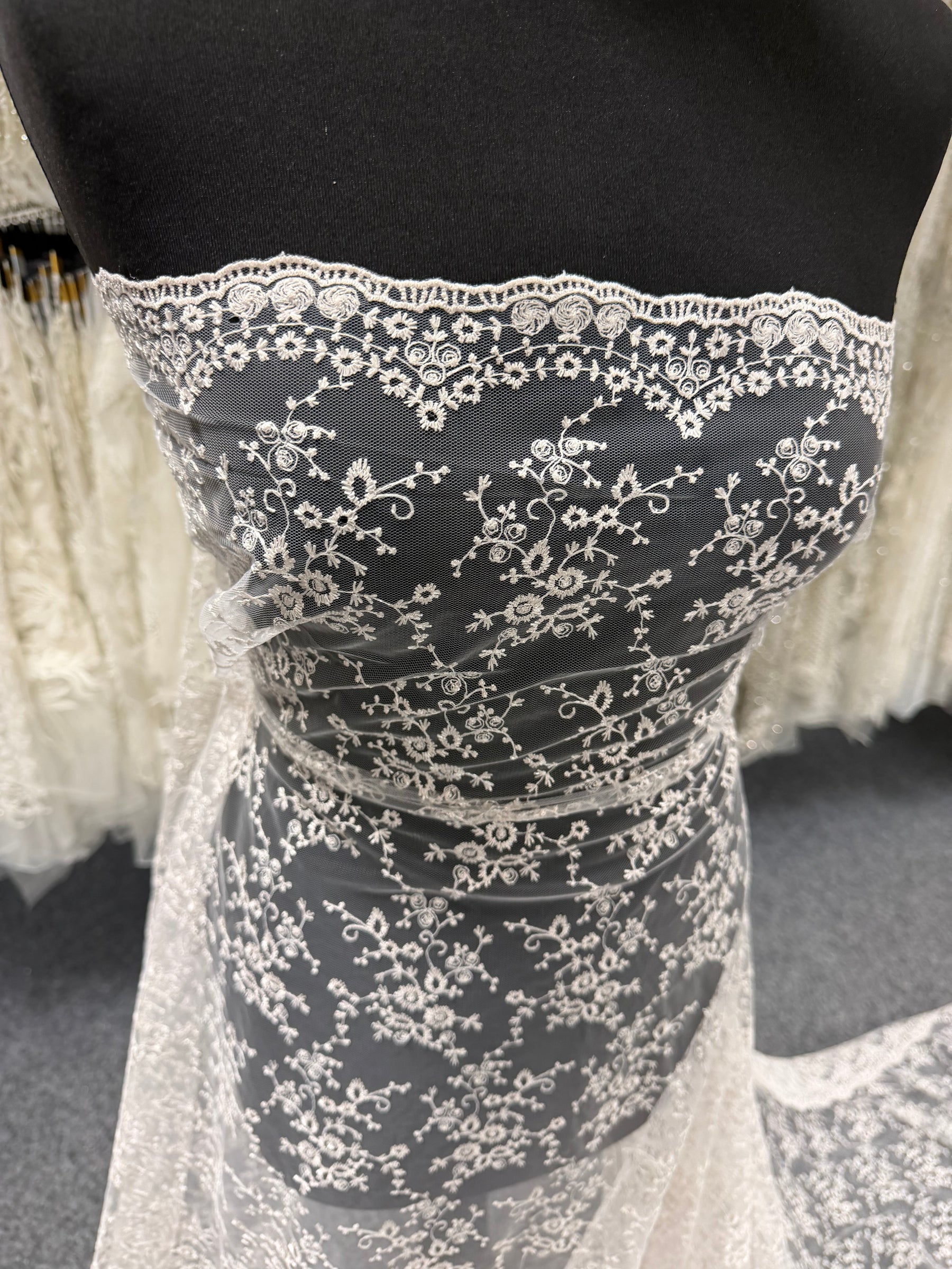 Dentelle brodée rose coquille - P615
