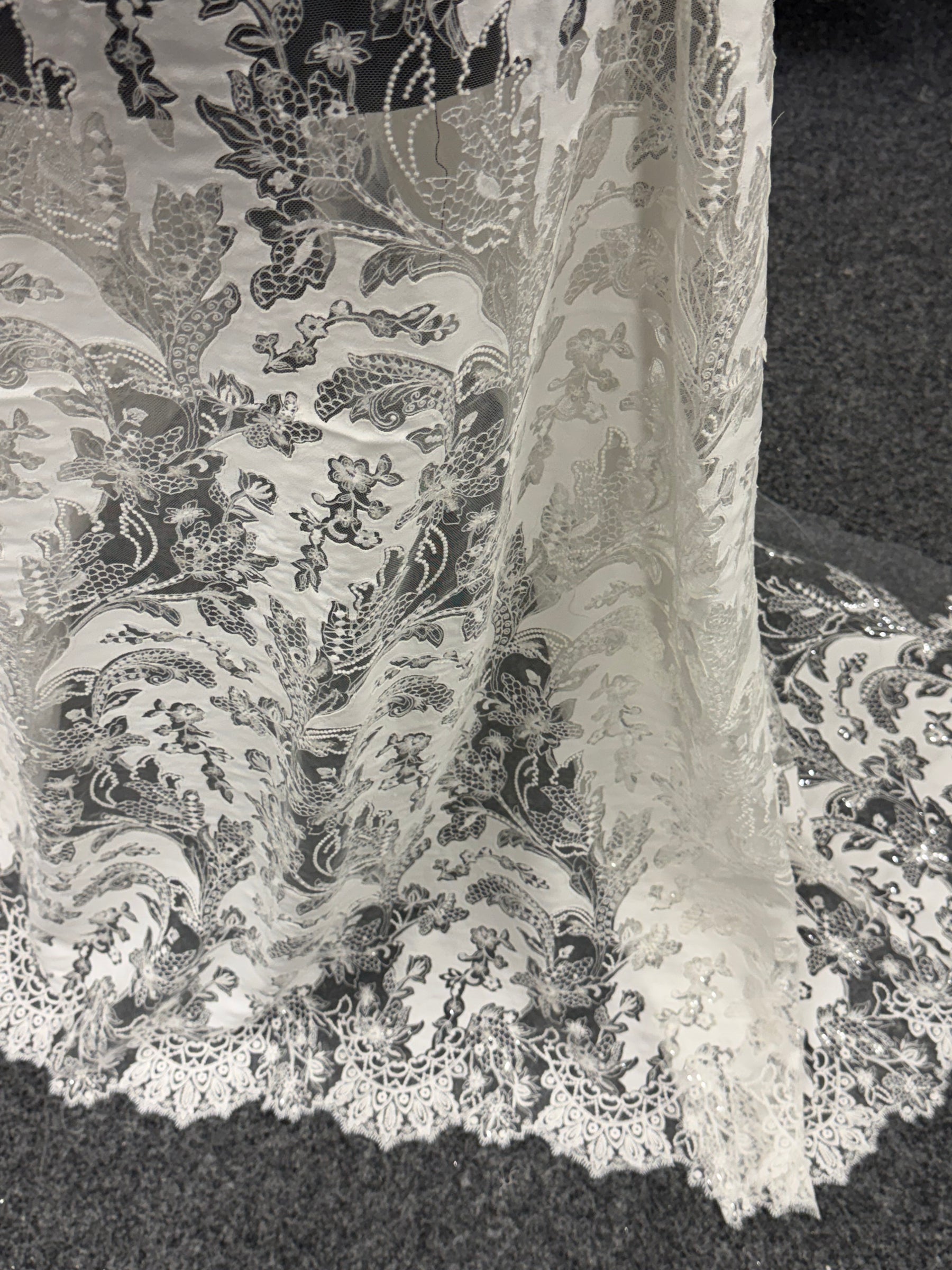 Dentelle brodée ornée de tissu ivoire - EB3039