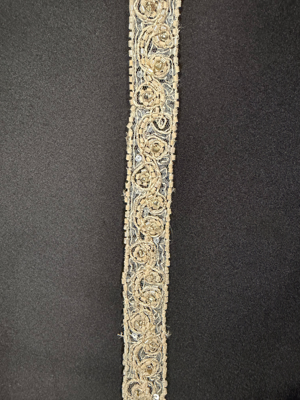Passementerie en dentelle perlée - T80