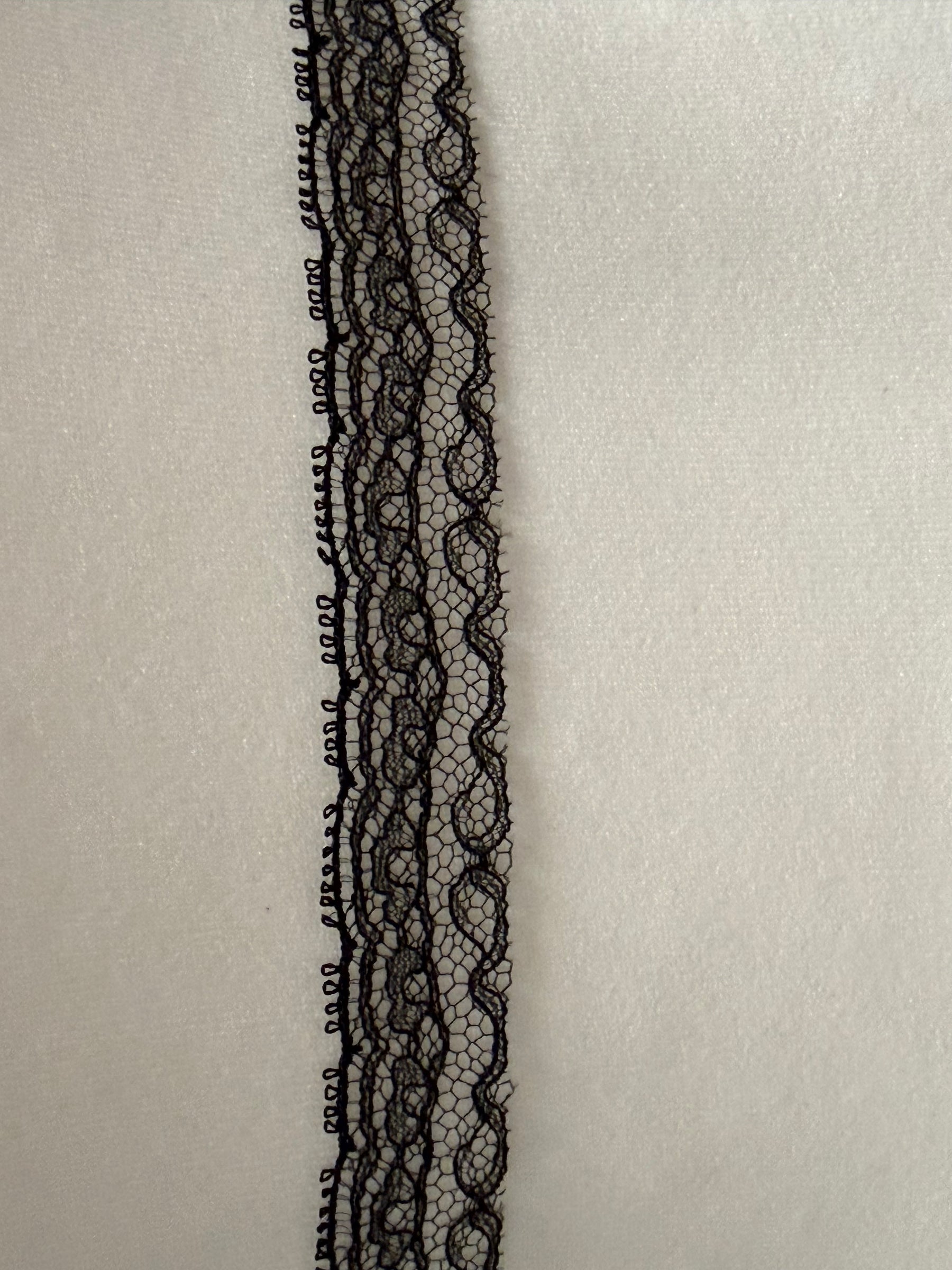 Bordure de dentelle française noire - T923