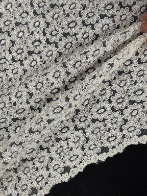 Bordure en dentelle festonnée ivoire - T624