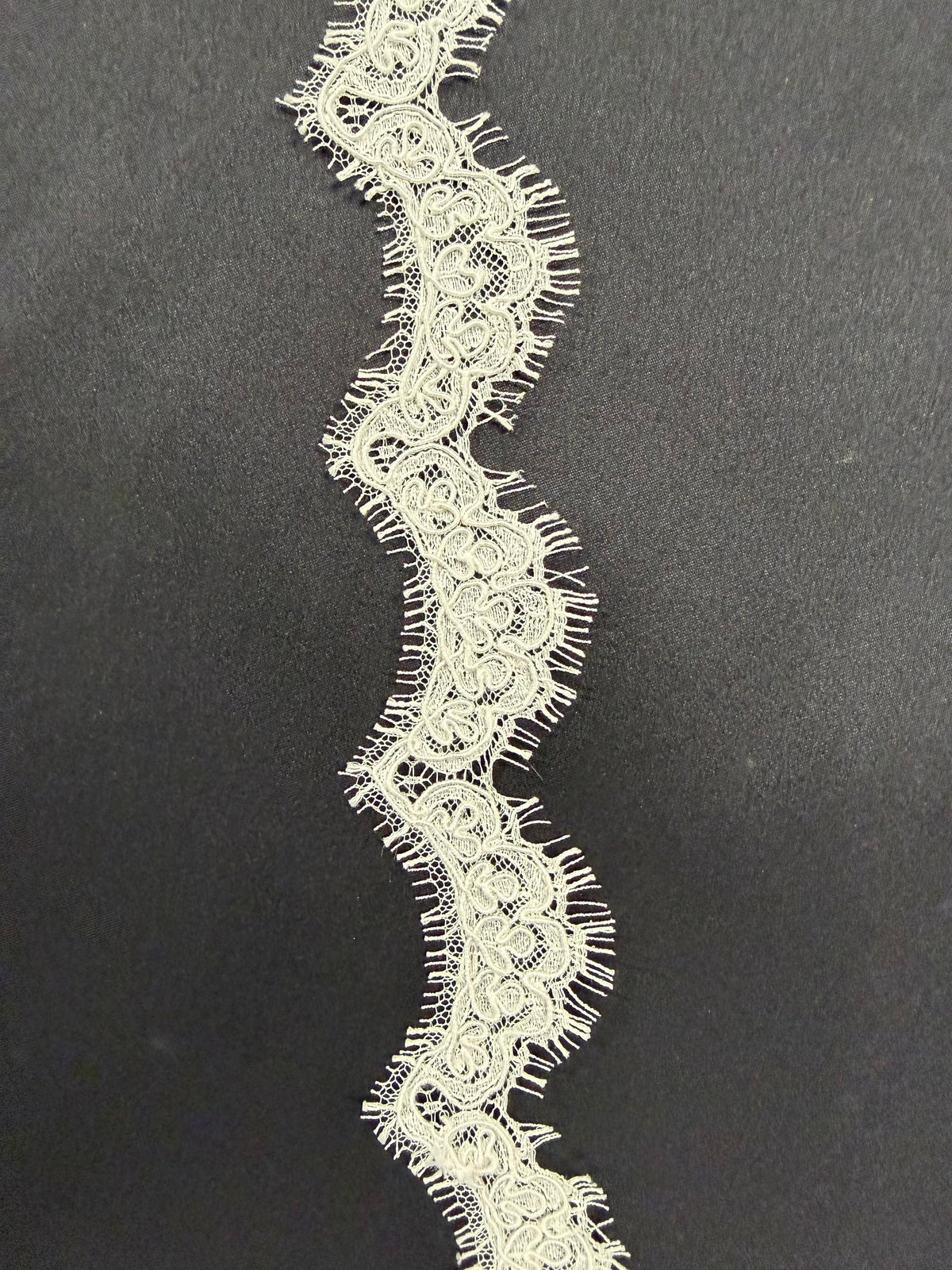 Garniture en dentelle de Chantilly ivoire à cordonnet - Ritonella