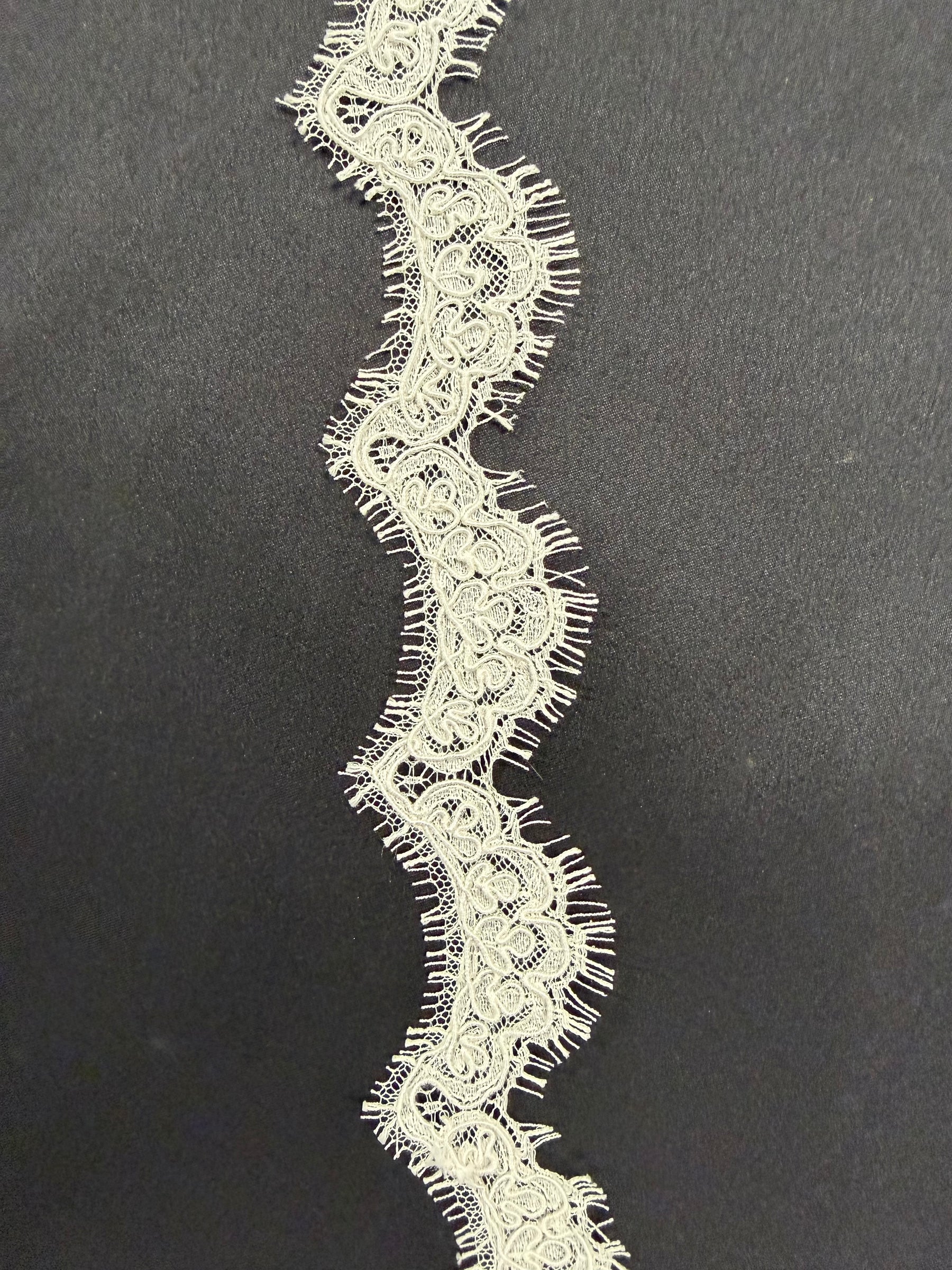 Garniture en dentelle de Chantilly ivoire à cordonnet - Ritonella