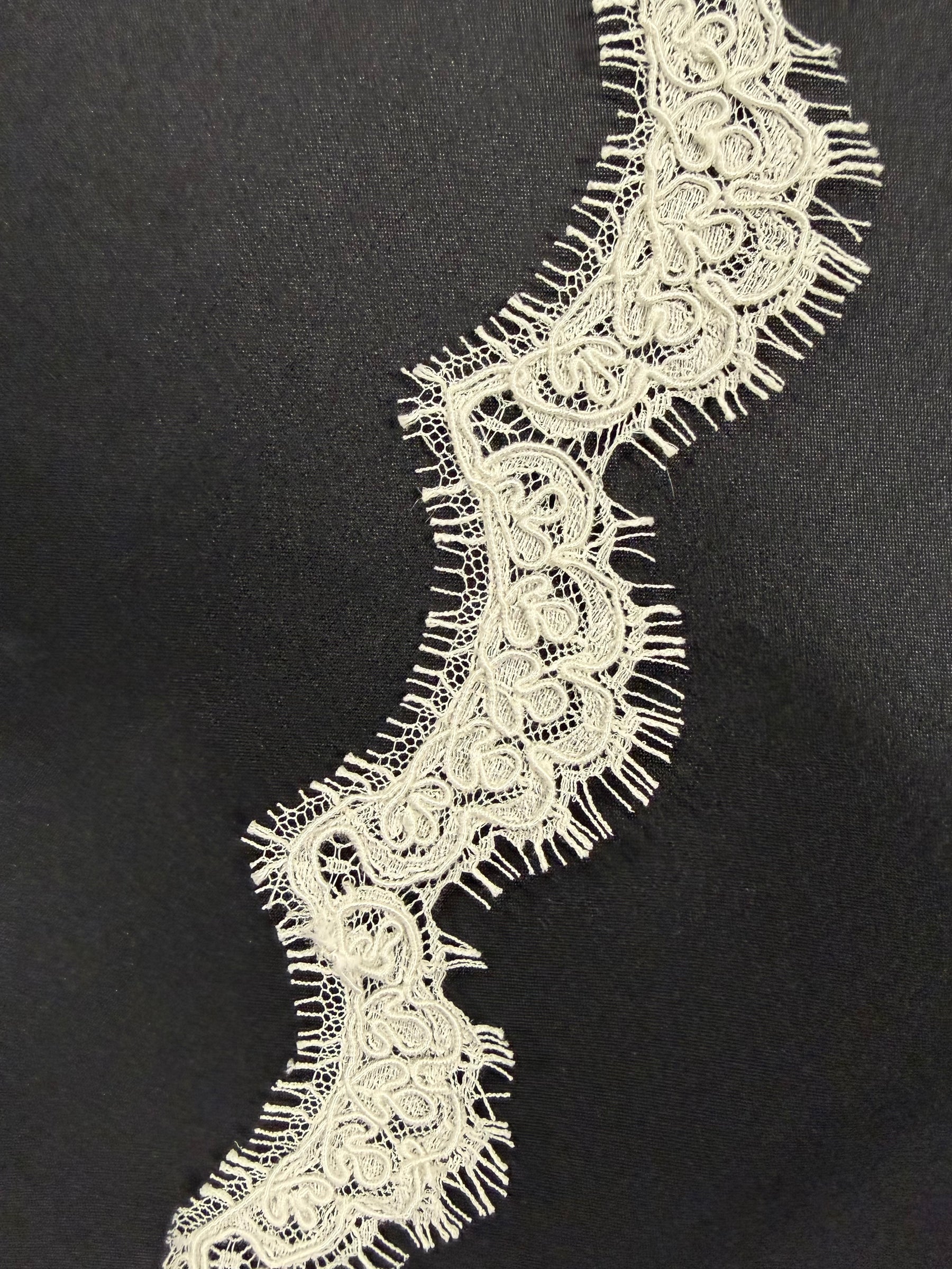 Garniture en dentelle de Chantilly ivoire à cordonnet - Ritonella