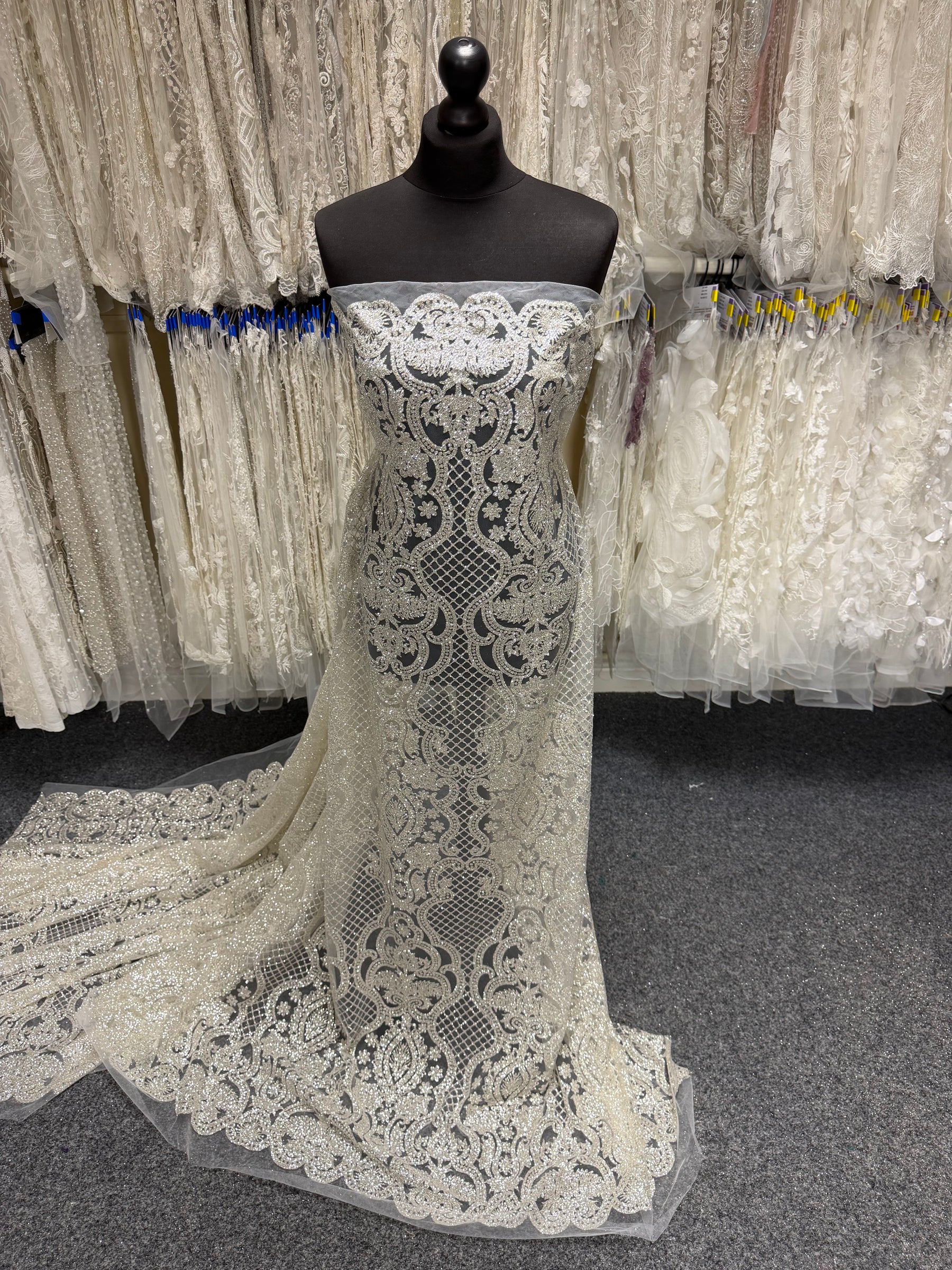 Robe de bal en tulle pailleté ivoire à carreaux