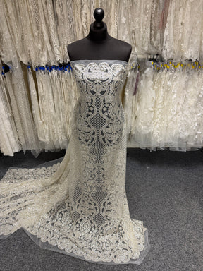 Robe de bal en tulle pailleté ivoire à carreaux