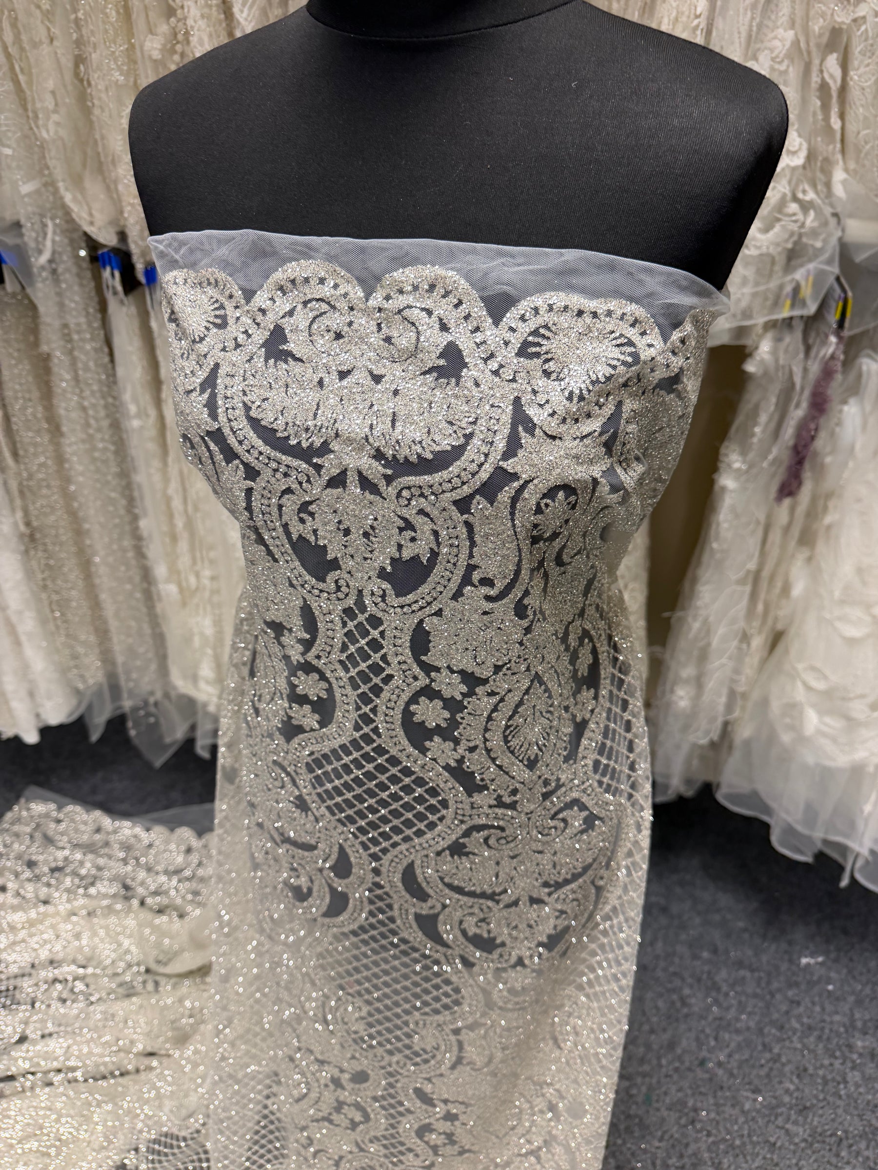 Robe de bal en tulle pailleté ivoire à carreaux