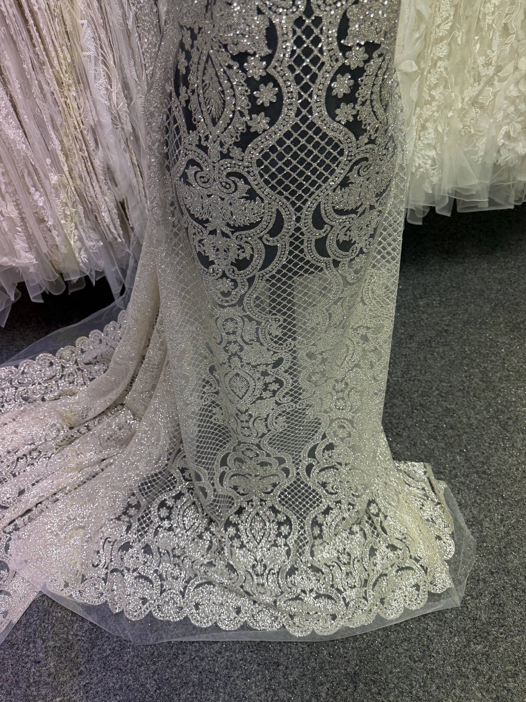 Robe de bal en tulle pailleté ivoire à carreaux