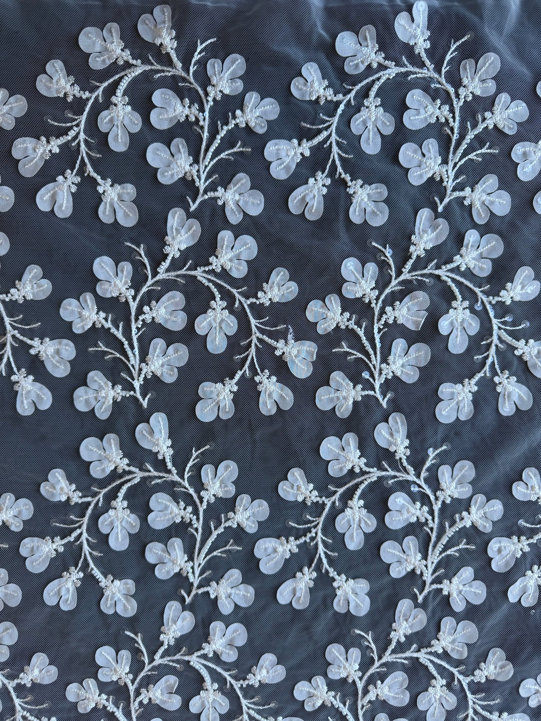 Tulle brodé de perles ivoire - EB1055
