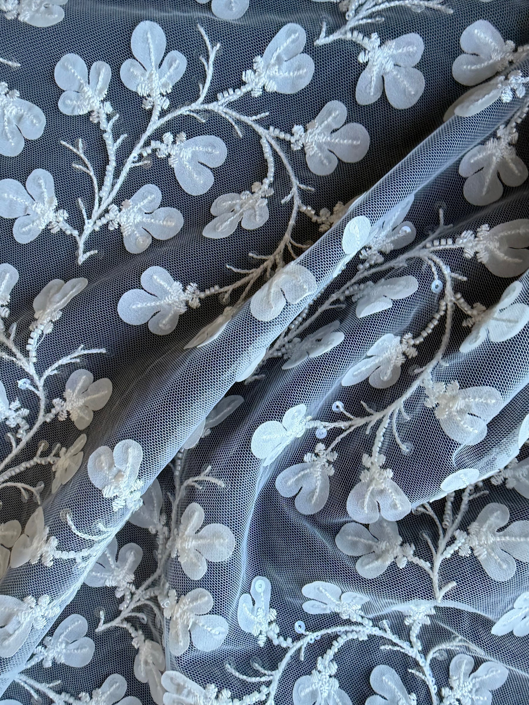 Tulle brodé de perles ivoire - EB1055
