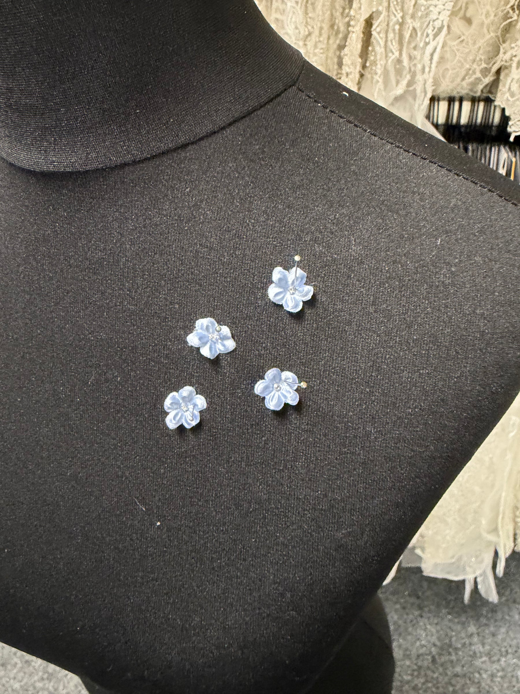 Fleurs en satin bleu nuage - M14 (Sachet de 144)