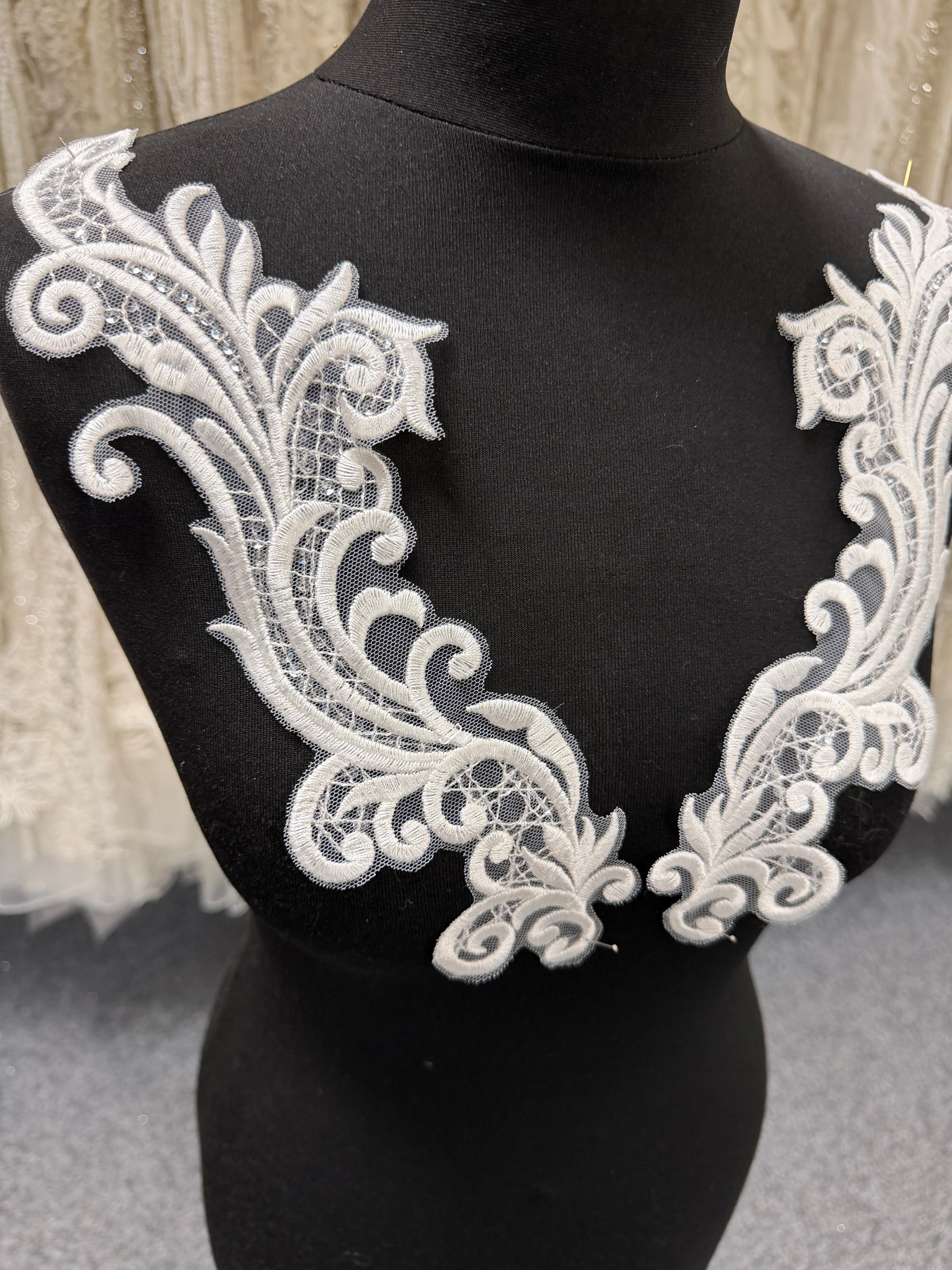 Appliques en dentelle brodée ivoire - MT6001