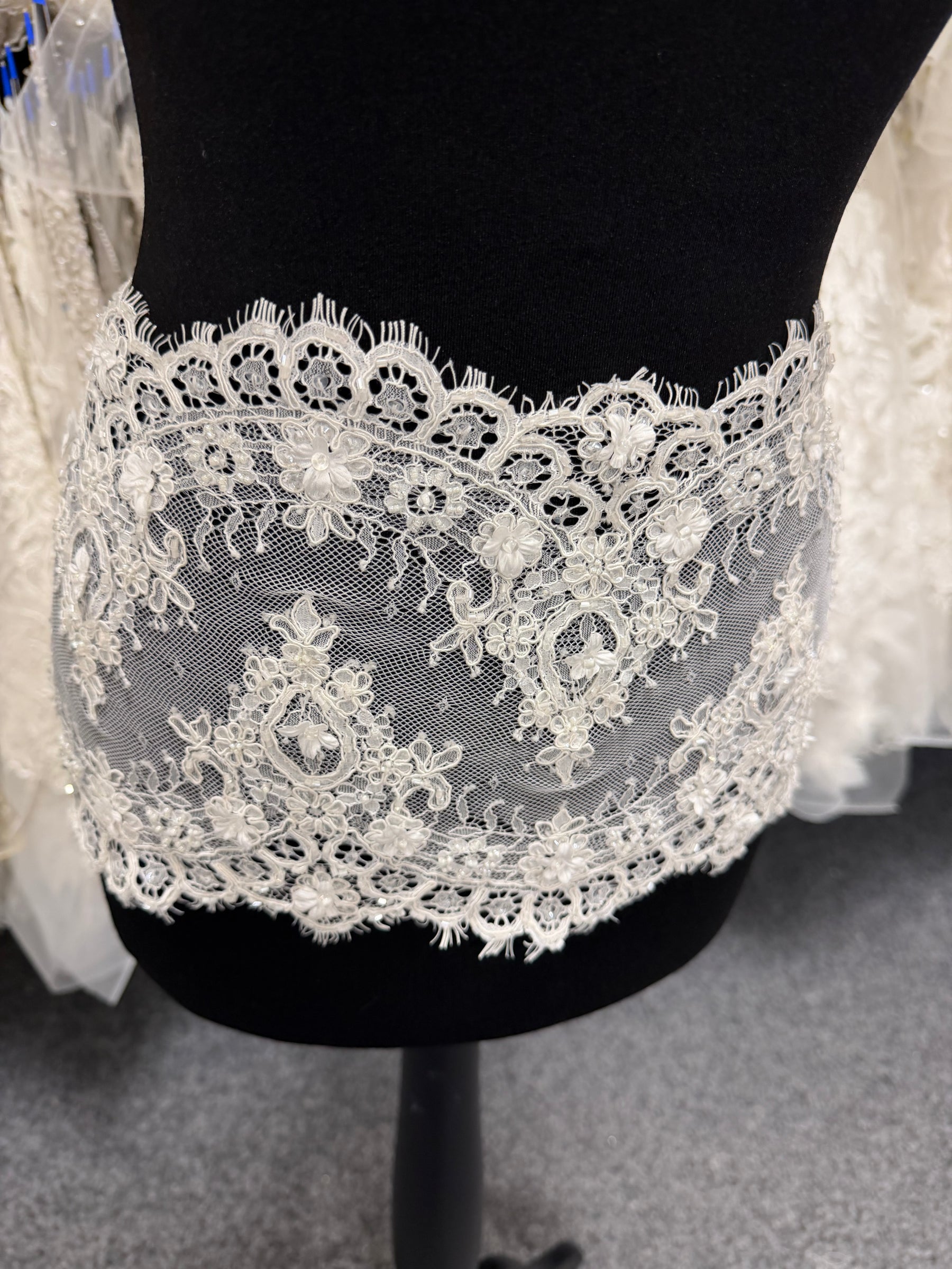 Galon de dentelle à cordonnet et perles ivoire - T680