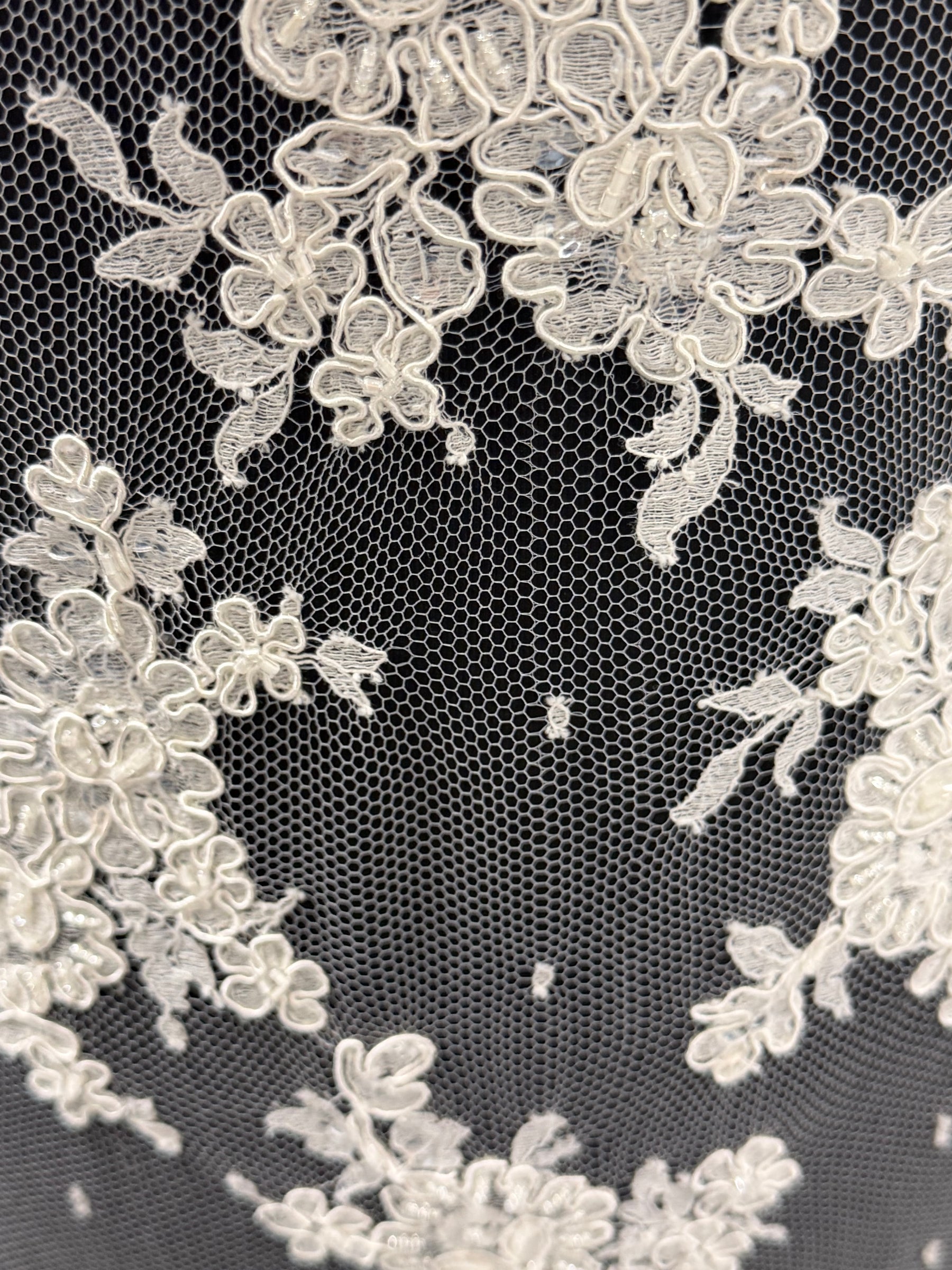 Dentelle Chantilly perlée et brodée couleur ivoire - P238